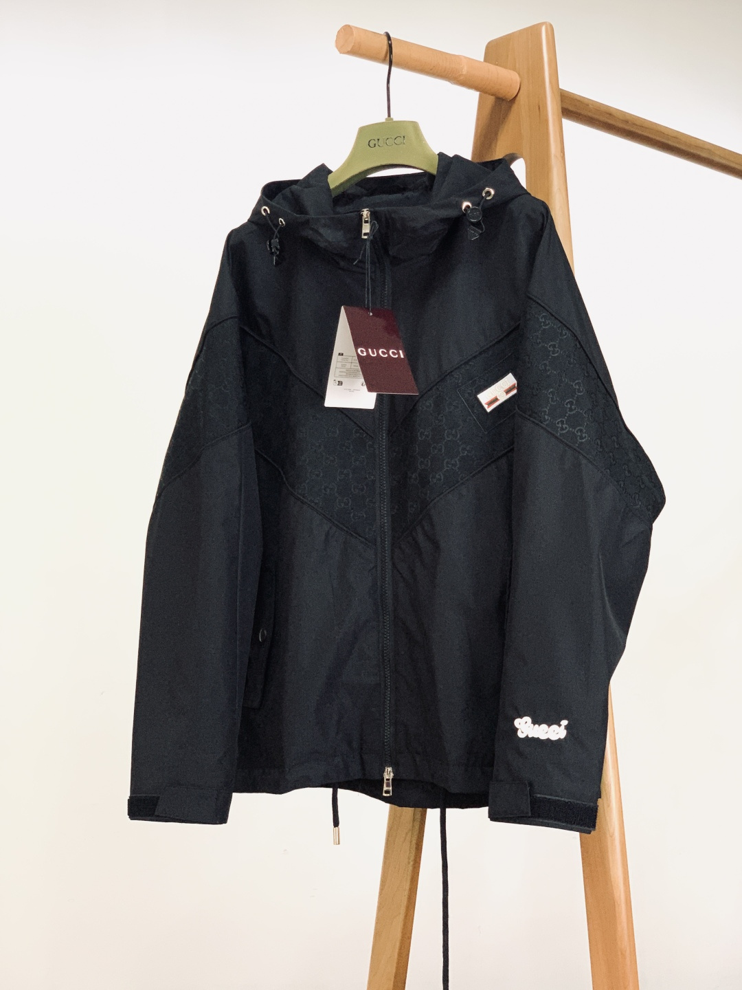 NO:595698,Gucci 2025FW new product casual hooded jacket. Hidden double G jacquard + iconic red and green webbing, a low-key and highly recognizable sense of luxury; it is made of lightweight waterproof technical fabrics, stiff, anti-wrinkle and breathable, taking into account outdoor practicality and daily texture. Metal drawstring buckle + Velcro cuffs + double zipper pockets, full of functional attributes; embroidered letter logo on the cuffs + GG printed all over the lining, all details are brand careful.  The minimalist all-black version can not only bring out the relaxed feeling of street function, but also be suitable for commuting, light outdoor and other scenes. It is the hard currency of 'one garment for multiple wear'. ……………………………………………… SizeM-3XL,,gucci,gucci,jackets & coats,hats,alexander wang19860909Gucci 古驰 2025FW秋冬新品 休闲连帽外套.暗藏式双G提花+标志性红绿织带,低调里藏着高辨识度的奢感；采用轻量防水科技面料,挺括抗皱还透气,兼顾户外实用性与日常质感. 金属抽绳扣+魔术贴袖口+双拉链口袋,机能属性拉满；袖口刺绣字母标识+内衬满印GG,细节处全是品牌小心机. 极简全黑版型,既能搭出街头机能的松弛感,也能适配通勤、轻户外等多场景,是“一衣多穿”的质感硬通货. …………………………………………………… SizeM-3XL,,gucci,gucci,jackets & coats,hats,alexander wang,Men's clothing