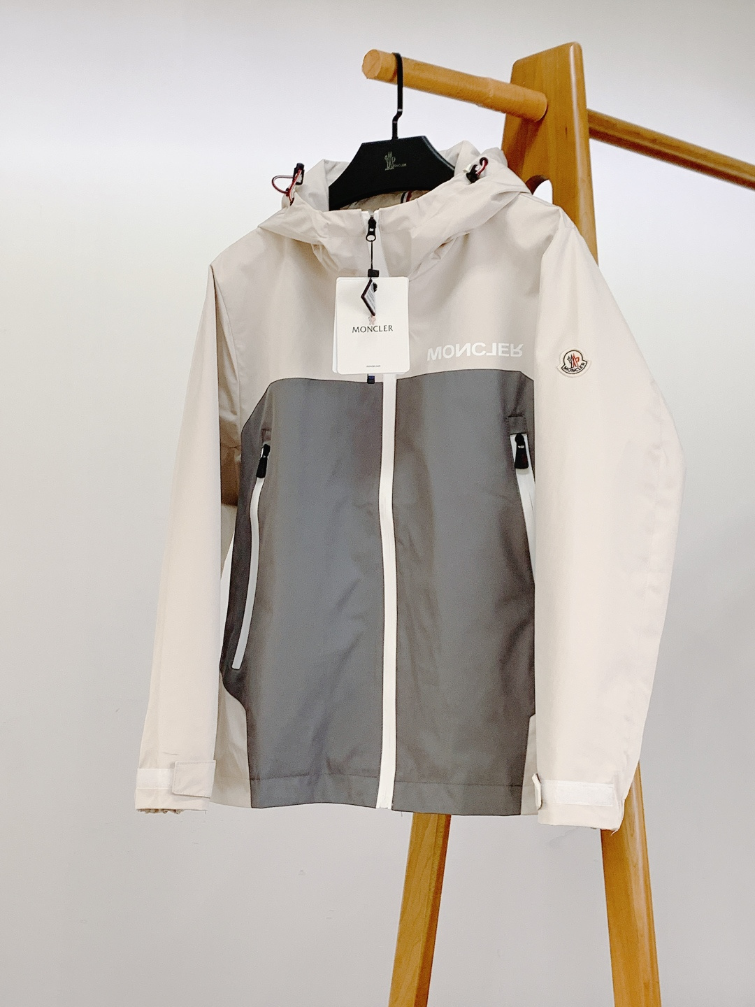 NO:595701,Moncler 2025FW new autumn and winter product casual hooded jacket, a double buff of outdoor functions and luxury brand texture. Made of GORE-TEX technical fabric, waterproof, windproof and breathable, lightweight, stiff and anti-wrinkle, it is easy to cope with changing weather and daily wear. Classic logo + contrasting letter printing, the brand logo in the details is self-recognizable; the drawstring hood, zipper pockets, Velcro cuffs, functional design take into account practicality and style.  The minimalist version with contrasting colors can not only create a relaxed feeling for outdoor light sports, but also adapt to the high-end sense of daily commuting. It is the hard currency of 'one garment for multiple wear'. ……………………………………………… SizeM-3XL,,Moncler,jackets & coats,hats,alexander wang19860909Moncler 蒙口 2025FW秋冬新品 休闲连帽外套,户外机能与奢牌质感的双重buff 采用GORE-TEX科技面料,防水防风还透气,轻量挺括抗皱,应对多变天气和日常穿搭都游刃有余. 经典徽标+撞色字母印花,细节处的品牌标识自带辨识度；抽绳连帽、拉链口袋、魔术贴袖口,机能设计兼顾实用与造型感. 撞色极简版型,既能搭出户外轻运动的松弛感,也能适配日常通勤的高级感,是“一衣多穿”的质感硬通货. …………………………………………………… SizeM-3XL,,Moncler,jackets & coats,hats,alexander wang,Men's clothing