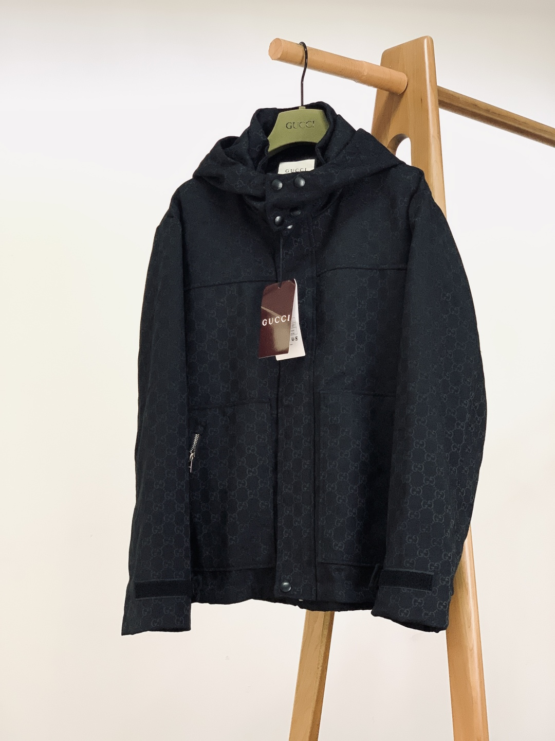 NO:595697,Gucci 2025FW new autumn and winter product casual hooded jacket. Fully printed dark pattern GG jacquard, with a highly recognizable luxury brand texture hidden in a low profile; it is made of stiff and wear-resistant blended fabrics, anti-wrinkle and breathable, taking into account the comfort and style of daily wear. Metal logo buttons + zipper pockets + drawstring hem, it is practical and sophisticated in simplicity; the hood + Velcro cuffs are relaxed and casual and can be adapted to different scenes.  The all-black minimalist version, whether worn alone for commuting or layered for leisure, can firmly capture the relaxed atmosphere of 'low-key and elegant', making it the 'king of texture and versatility' in the wardrobe. ……………………………………………… SizeM-3XL,, gucci, gucci, jackets & coats, hats, alexander wang19860909Gucci 古驰 2025FW秋冬新品 休闲连帽外套.满印暗纹GG提花,低调中藏着高辨识度的奢牌质感；采用挺括耐磨的混纺面料,抗皱透气,兼顾日常穿搭的舒适与造型感. 金属Logo纽扣+拉链口袋+抽绳下摆,简约中全是实用小心机；连帽+魔术贴袖口,松弛随性又能适配不同场景. 全黑极简版型,不管是通勤单穿、休闲叠穿,都能稳稳拿捏“低调显贵”的松弛氛围,是衣橱里的“质感百搭王”. …………………………………………………… SizeM-3XL,,gucci,gucci,jackets & coats,hats,alexander wang,Men's clothing