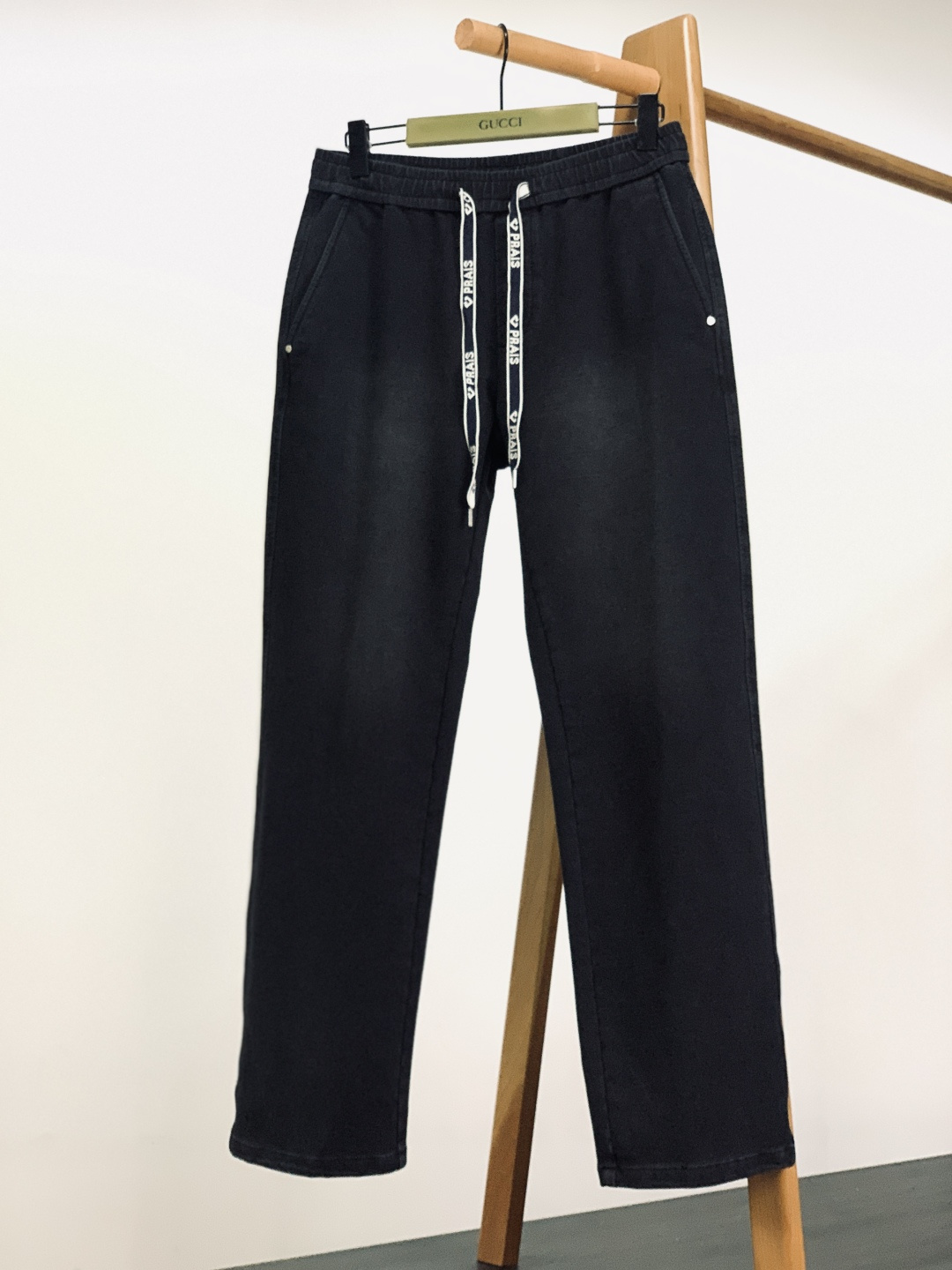 NO:595729,Prada 2025FW new autumn and winter casual denim with ribbons. I love this pair of loose denim sweatpants with double elasticity... 2025 heavy denim sweatpants... The denim is hand-made and distressed. Unique black and gray color and design style, with top-notch workmanship and awesome details. M size waist 76-86 hip 118 trouser length 105. The waist and hip of other sizes increase by 4-5cm per size.  Pants length increases by 1.2cm per size……………………………………………………………… SizeM-3XL,,prada,prada,alexander wang19860909Prada 普拉达 2025FW秋冬新品 飘带休闲牛仔.独爱这一条,弹力加倍的宽松牛仔卫裤…… 2025款重磅牛仔卫裤…..牛仔纯手工做旧.. 独特的黑灰色颜色和设计风格,搭配顶尖的做还有牛逼的细节加持. m码腰围76-86 臀围118 裤长105 其他码腰围臀围每码递增4-5cm 裤长每码递增1.2cm …………………………………………………… SizeM-3XL,,prada,prada,alexander wang,Men's clothing