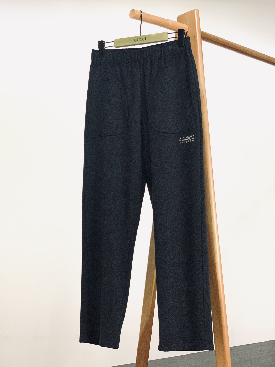 NO:595741,Maison Margiela MM6 2025FW new autumn and winter products Margiela drawstring cotton casual trousers fashion series, unique design, drawstring casual trousers. The yarn has been dyed and spun. A major domestic factory exports to Japan and supplies fabrics from several top brands. It feels soft and waxy, quite wide and stylish, and solves the problem of discoloration after washing. The pants are neat and elegant. Size MLXL2XL  Waist 72768084 Hips 104108112116 Pants length 103105105107 ……………………………………………………………… SizeM-XXL,, masion margiela, masion margiela, alexander wang19860909Maison Margiela MM6 马丁马吉拉 2025FW秋冬新品 玛吉拉 抽绳纯棉休闲裤 时尚系列,独特设计,抽绳休闲长裤 订纱开始订染和订纺. 国内某大厂出口日本 和供应几大顶级品牌的面料. 手感软糯 , 挺阔有型 , 解决 , 洗涤变色的问题. 裤型利落大气  尺码 MLXL2XL 腰围72768084 臀围104108112116 裤长103105105107 …………………………………………………… SizeM-XXL,,masion margiela,masion margiela,alexander wang,Men's clothing