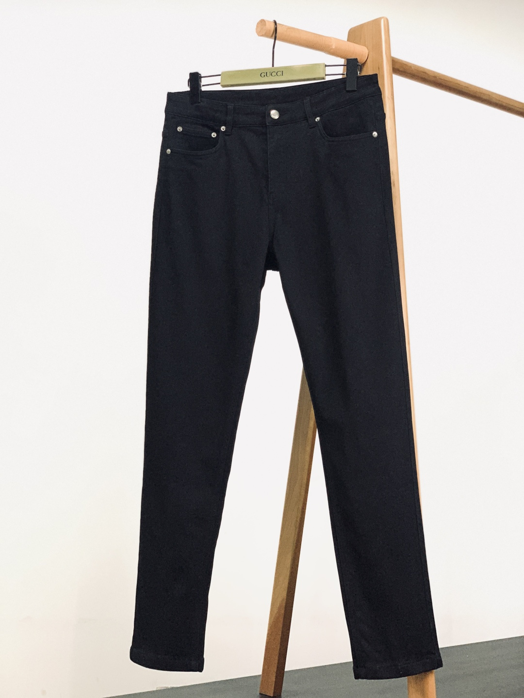 NO:595716,LoroPiana L.P 1975FW new autumn and winter product LP. I love this black leather brand. It has never been more comfortable and is the king of denim nowadays!  Imported fabrics from Turkey, composite lining, denim with beautiful textures. Details and quality. Australian counter orders. Domestic top denim products. Strong stretch black jeans without labels at the counter. Stitches and grommet flatness, including embroidery and leather labels. Everything meets the standards that ten thousand yuan denim should have. Waiting for you to discover the beauty. Waist circumference 80 for size 30, hip circumference 106, pants length. Waist and hip circumference for other sizes increase by 3.4cm per yard.  Pants length increases by 1.3cm per size……………………………………………………………… Size30-38,,loro piana,loro piana,jeans,alexander wang19860909LoroPiana L.P 1975FW秋冬新品 LP. 最爱这黑色皮牌..从未有过的舒适,是当下牛仔的王道！土耳其进口面料 内里复合.纹路很漂亮的牛仔.在于细节、在于品质.澳洲柜台订单..国内顶级牛仔制品.柜台无标的强弹力全黑色牛仔裤..针脚索眼 平整度,包括刺绣 皮标.每一处都达到万元牛仔应该有的标准. 等待你发现美. 30码腰围80 臀围106 裤长.其他码腰围臀围每码递增3.4cm 裤长每码递增1.3cm …………………………………………………… Size30-38,,loro piana,loro piana,jeans,alexander wang,Men's clothing