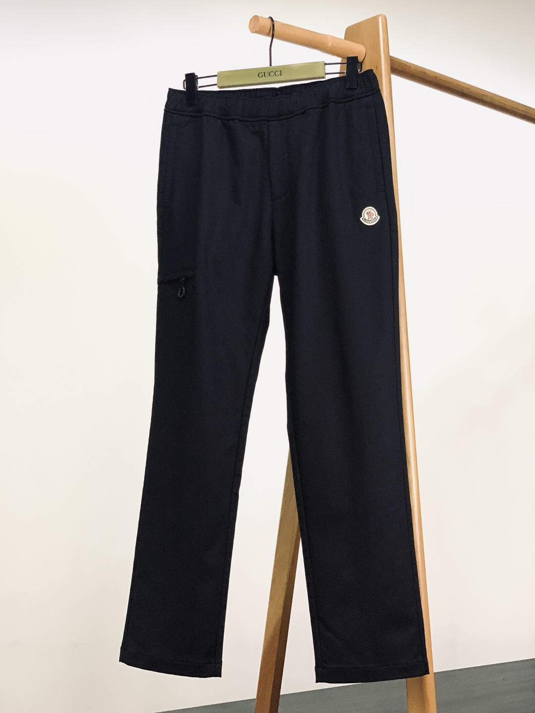 NO:595725,Moncler 2025FW new autumn and winter drawstring elastic casual trousers, fashion series, unique design, drawstring casual trousers, yarn dyeing and spinning began. A major domestic factory exports to Japan and supplies fabrics from several top brands. It feels soft and waxy, quite wide and stylish, solving the problem of discoloration after washing. The pants are neat and elegant. Size: M L XL 2XL Waist: 8690 94  98 Hips: 104 108 112116 Pants length: 105106107 108 ……………………………………………………………… SizeM-XXL,,Moncler,alexander wang19860909Moncler 蒙口 2025FW秋冬新品 抽绳松紧休闲裤 时尚系列,独特设计,抽绳休闲长裤 订纱开始订染和订纺. 国内某大厂出口日本 和供应几大顶级品牌的面料. 手感软糯 , 挺阔有型 , 解决 , 洗涤变色的问题. 裤型利落大气  尺码: M L XL 2XL 腰围: 8690 94 98 臀围: 104 108 112116 裤长:105106107 108 …………………………………………………… SizeM-XXL,,Moncler,alexander wang,Men's clothing