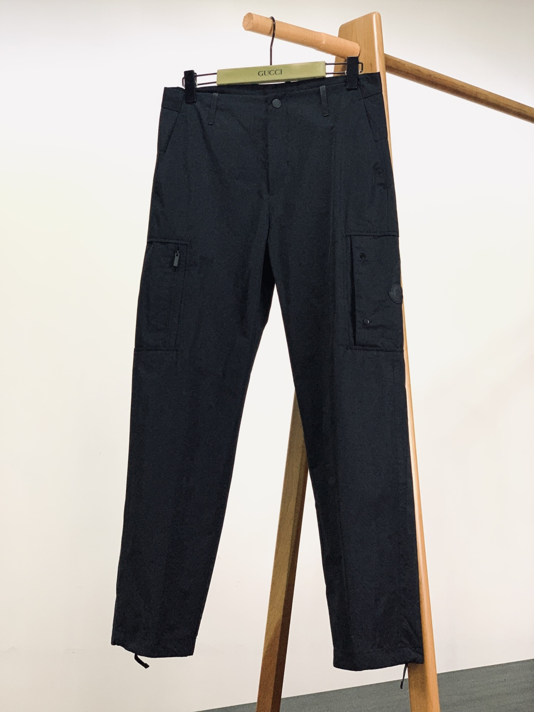 NO:595722,Moncler 2025FW new autumn and winter work casual trousers, fashion series, unique design, casual trousers. The yarn has been dyed and spun. A major domestic factory exports to Japan and supplies fabrics from several top brands. It feels soft and waxy, quite wide and stylish, solving the problem of discoloration after washing. The pants are neat and elegant. Size: MLXL 2XL Waist: 86 909498 Hips:  104 108 112 116 Pants length: 105 106 107 108 ……………………………………………………………… SizeM-XXL,,Moncler,alexander wang19860909Moncler 蒙口 2025FW秋冬新品 工装休闲裤 时尚系列,独特设计,休闲长裤 订纱开始订染和订纺. 国内某大厂出口日本 和供应几大顶级品牌的面料. 手感软糯 , 挺阔有型 , 解决 , 洗涤变色的问题. 裤型利落大气   尺码:MLXL 2XL 腰围:86 909498 臀围: 104 108 112 116 裤长:105 106 107 108 …………………………………………………… SizeM-XXL,,Moncler,alexander wang,Men's clothing