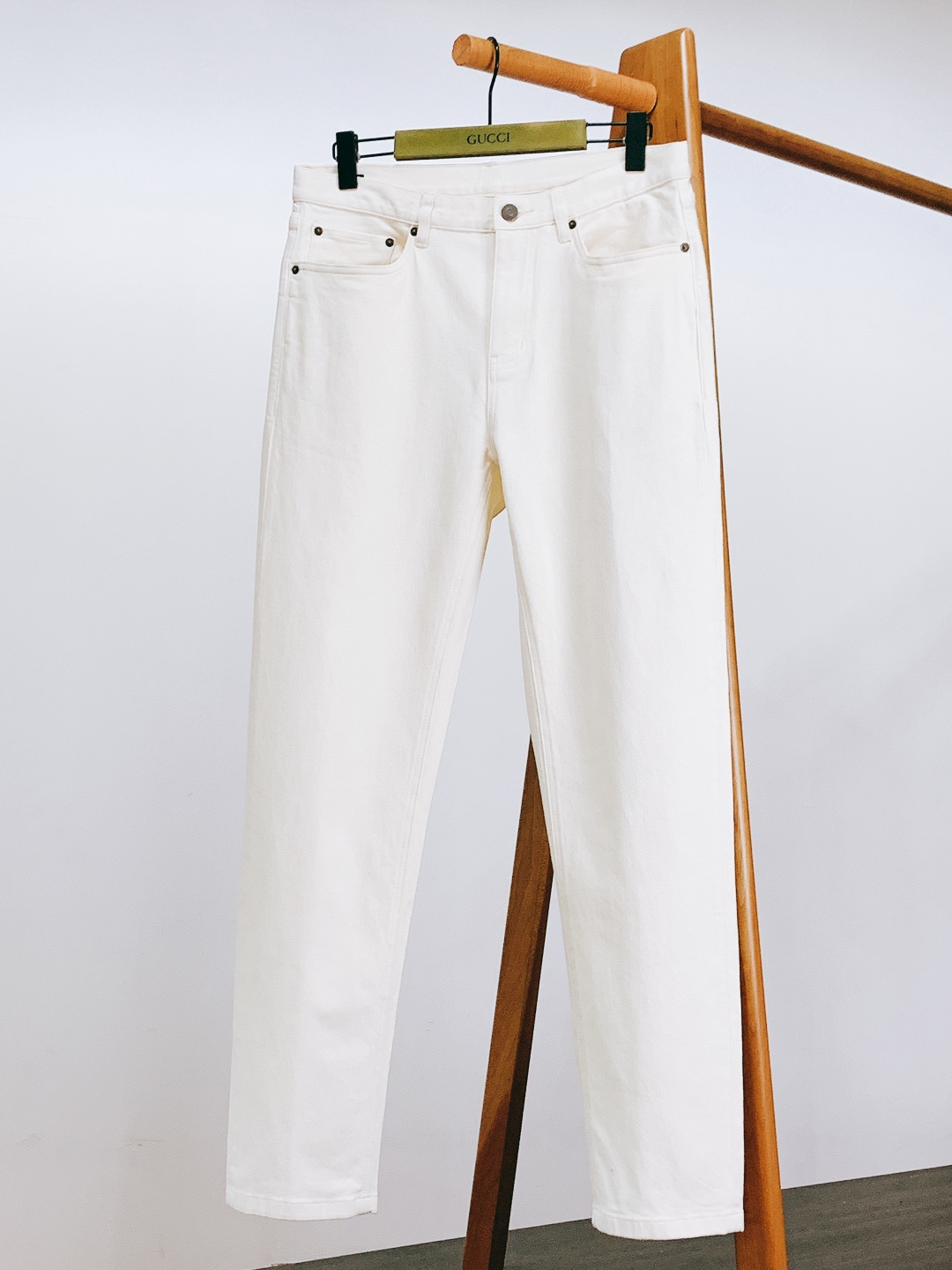 NO:595713,Ermenegildo Zegna's classic casual straight-leg white jeans have a modern and fashionable tailoring design that can be easily matched with clothes, highlighting the modern and timeless perfect fashion. Made of imported woven twill cotton fabric. The top-notch soft washing process makes the texture achieve a natural and durable effect, soft and delicate without being stiff, and the color aesthetics adheres to the modern fashion sense.  Classic five-pocket design style, Selvedge topstitching is neat and meticulous. The inner seam sewing is delicate and perfect. The original metal buttons with leather logo highlight the quality advantages, and are filled with fashionable luxury atmosphere and fashion effect. Size 30-36 Size: 30/31/32/33/34/35/36 Size 30: waist 76cm - leg 60cm - crotch 27cm - pants length 106cm  Size 31: waist circumference 78cm - leg circumference 62cm - crotch position 28cm - pants length 107cm Size 32: waist circumference 80cm - leg circumference 64cm - crotch position 29cm - pants length 108cm Size 33: waist circumference 82cm - leg circumference 66cm - crotch position 30cm - pants length 109cm  Size 34: waist circumference 84cm - leg circumference 68cm - crotch position 31cm - pants length 110cm Code 35: waist circumference 86cm - leg circumference 70cm - crotch position 32cm - pants length 111cm Size 36: waist circumference 88cm - leg circumference 72cm - crotch position 33cm - pants length 112cm,, Louis Vuitton, Zegna, Jeans, Alexander Wang19860909Ermenegildo Zegna 杰尼亚 经典休闲直筒白色牛仔裤 现代时尚的剪裁型格设计,可轻松搭配衣物,衬托现代隽永的完美时尚. 进口梭织斜纹棉质面料制作.顶尖柔密水洗工艺让质感达到自然且耐看的效果,柔软细腻不硬梆,色泽美学秉承现代时尚感. 经典五袋设计款式,Selvedge缉面线工整细致.内里锁边缝纫封锁细腻完美.皮革标识原厂金属钮扣凸显品质优势,洋溢着时尚奢华氛围和时尚效果. 尺码30-36 尺码:30/31/32/33/34/35/36 30码:腰围76cm-腿围60cm-裆位27cm-裤长106cm 31码:腰围78cm-腿围62cm-裆位28cm-裤长107cm 32码:腰围80cm-腿围64cm-裆位29cm-裤长108cm 33码:腰围82cm-腿围66cm-裆位30cm-裤长109cm 34码:腰围84cm-腿围68cm-裆位31cm-裤长110cm 35码:腰围86cm-腿围70cm-裆位32cm-裤长111cm 36码:腰围88cm-腿围72cm-裆位33cm-裤长112cm,,louis vuitton,zegna,jeans,alexander wang,Men's clothing