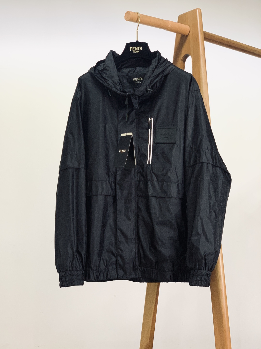 NO:595731,Fendi Fendi 2025FW new autumn and winter product casual hooded jacket. Pure black background + dark FF logo, with low-key high-end texture; light and crisp fabric suitable for various scenes, hood + drawstring design is relaxed and stylish, can be seamlessly switched between commuting and going out. The three-dimensional logo rubber plate on the chest + contrasting zipper on the side is a trendy expression of the classic logo, low-key yet recognizable;  The pleated cuffs and white top-stitch decoration on the back hide the 'exquisiteness' in the details, which are simple but not monotonous; all-black metal accessories, the texture of luxury brands is not lost from the inside to the outside. Paired with T-shirts and jeans, it is a cool street style, and it can be worn with shirts and trousers to give a casual and sophisticated commuting feel - there is no need to deliberately concave the shape, the aura of the fabrics and details is a plus point for the outfit. …………………………………………………… SizeM-3XL,, fendi, fendi, jeans, jackets &  coats,shirts,tees,t-shirt,hats,alexander wang19860909Fendi 芬迪 2025FW秋冬新品 休闲连帽外套.纯黑底色+暗纹FF标识,自带低调的高级质感；轻盈又挺括的面料适配各种场景,连帽+抽绳设计松弛又有造型感,通勤、出街都能无缝切换. 胸前立体标识胶牌+侧边撞色拉链,是经典logo的新潮表达,低调中透着辨识度； 袖口抽褶+后背白色明线装饰,把“精致”藏在细节里,简约却不单调； 全黑金属配件,奢牌的质感从内到外都没落下. 搭T恤牛仔裤是街头潮酷风,配衬衫西裤又能穿出轻熟通勤感——不用刻意凹造型,面料和细节自带的气场,就是穿搭的加分项. …………………………………………………… SizeM-3XL,,fendi,fendi,jeans,jackets & coats,shirts,tees，t-shirt,hats,alexander wang,Men's clothing