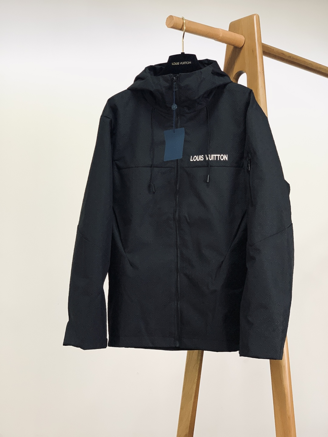 NO:595708,LouisVuitton Louis Vuitton's 2025FW new autumn and winter product casual hooded jacket. All black tone + all-over dark pattern logo, it looks simple and advanced from a distance, but hides the brand's exclusive exquisite texture when viewed up close; the light and crisp fabric adapts to various body shapes, and the hood + drawstring design is relaxed and stylish, making it seamless for commuting and going out. The three-dimensional letter logo embroidery on the chest is a low-key exposure of classic elements, unobtrusive but self-recognizable;  The all-black metal zipper puller + brand adjustment buckle on the cuffs welds 'exquisiteness' into the details, showing the rigor of luxury brands in every aspect; ……………………………………………… SizeM-3XL,, louis vuitton, louis vuitton, jackets & coats, hats, alexander wang19860909LouisVuitton 路易威登 2025FW秋冬新品 休闲连帽外套.全黑基调+满印暗纹标识,远看是简约高级,近看藏着品牌专属的精致肌理；轻盈挺括的面料适配各种身形,连帽+抽绳设计松弛又有造型感,通勤、出街都能无缝衔接. 胸前立体字母标识刺绣,是经典元素的低调外露,不张扬却自带辨识度； 全黑金属拉链头+袖口的品牌调节扣,把“精致”焊在细节里,每处都透着奢牌的严谨； …………………………………………………… SizeM-3XL,,louis vuitton,louis vuitton,jackets & coats,hats,alexander wang,Men's clothing