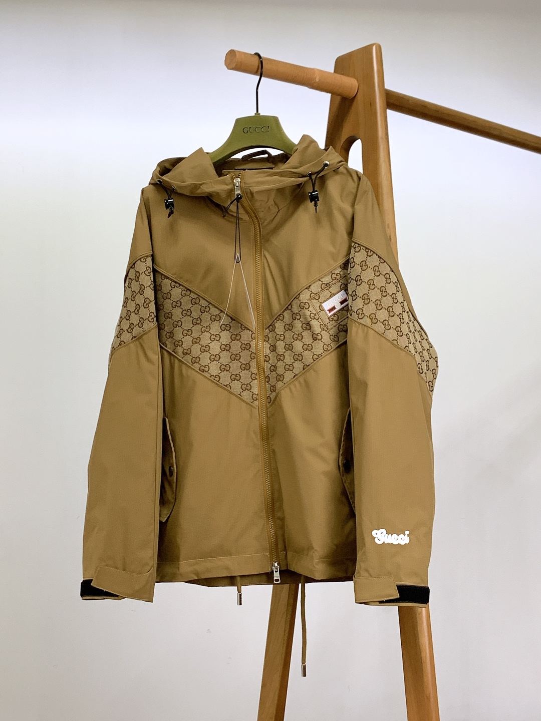 NO:595728,Gucci 2025FW new product casual hooded jacket. Hidden double G jacquard + iconic red and green webbing, low-key but with a highly recognizable sense of luxury; Made of lightweight waterproof technical fabric, stiff, anti-wrinkle and breathable, taking into account outdoor practicality and daily texture. Metal drawstring buckle + Velcro cuffs + double zipper pockets, full of functional attributes; embroidered letter logo on the cuffs + GG printed all over the lining, all details are brand careful.  The minimalist all-black version can not only bring out the relaxed feeling of street function, but also be suitable for commuting, light outdoor and other scenes. It is the hard currency of 'one garment for multiple wear'. ……………………………………………… SizeM-3XL,,gucci,gucci,jackets & coats,hats,alexander wang19860909Gucci 古驰 2025FW秋冬新品 休闲连帽外套.暗藏式双G提花+标志性红绿织带,低调里藏着高辨识度的奢感；采用轻量防水科技面料,挺括抗皱还透气,兼顾户外实用性与日常质感. 金属抽绳扣+魔术贴袖口+双拉链口袋,机能属性拉满；袖口刺绣字母标识+内衬满印GG,细节处全是品牌小心机. 极简全黑版型,既能搭出街头机能的松弛感,也能适配通勤、轻户外等多场景,是“一衣多穿”的质感硬通货. …………………………………………………… SizeM-3XL,,gucci,gucci,jackets & coats,hats,alexander wang,Men's clothing