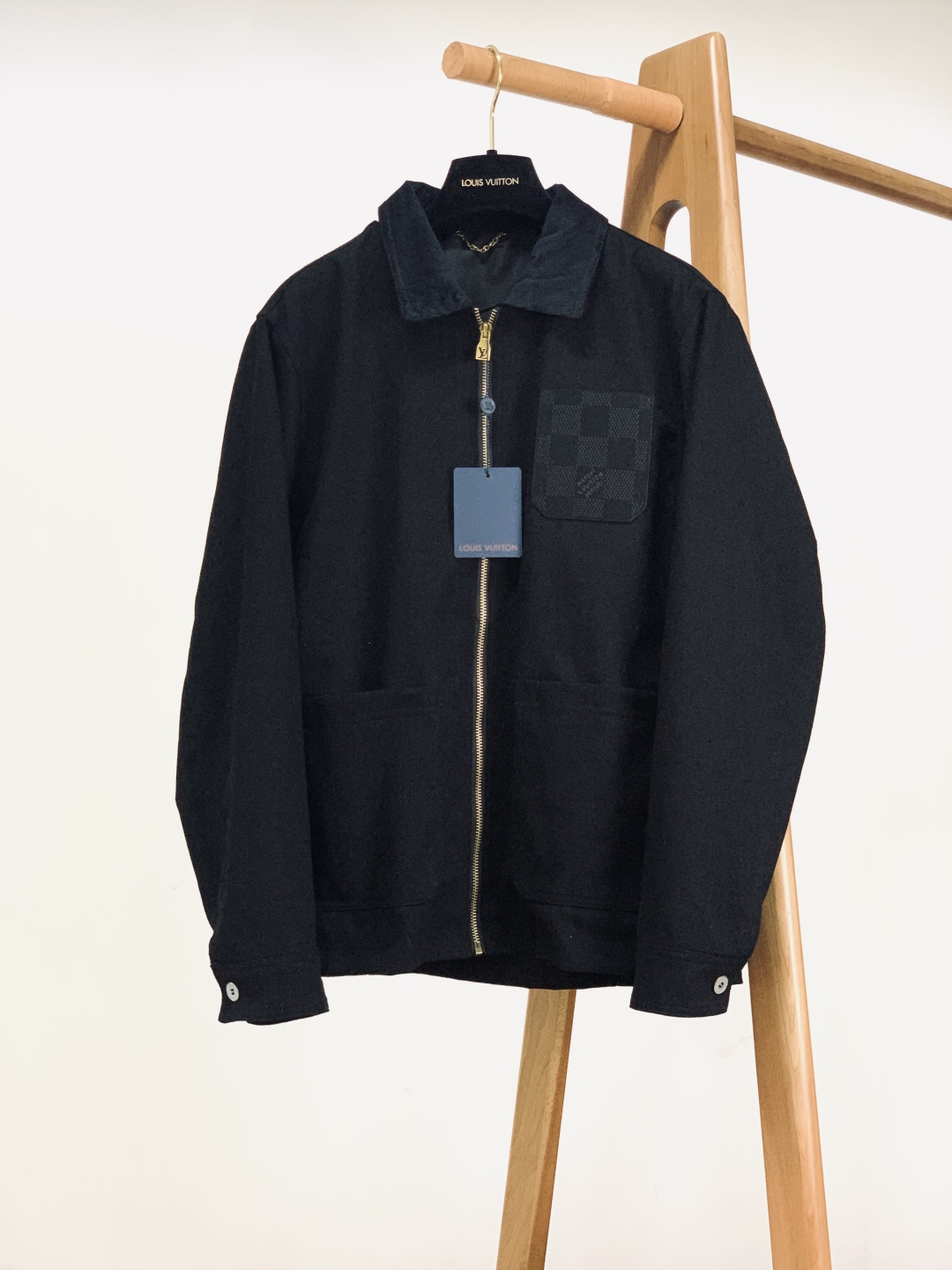 NO:595714,LouisVuitton Louis Vuitton's 2025FW new autumn and winter casual jacket. The texture of the all-black tone + corduroy collar collides, and the soft and crisp fabric adapts to various body shapes; the zipper + lapel design is neat and loose, making it easy to wear for commuting and going out on the street. The dark checkerboard pattern on the pocket + the three-dimensional logo on the back are a low-key exposure of classic elements, unobtrusive but self-recognizable;  Brass-colored hardware zipper pullers + branded buttons on the cuffs weld “exquisiteness” into the details, and every detail reveals the rigor of luxury brands; the shape is super correct, and the upper body is fashionable and versatile. ……………………………………………… SizeM-3XL,,louis vuitton,louis vuitton,jackets & coats,jackets & coats,alexander wang19860909LouisVuitton 路易威登 2025FW秋冬新品 休闲夹克外套.全黑基调+灯芯绒领的质感碰撞,软而挺括的面料适配各种身形；拉链+翻领设计利落又松弛,通勤、出街都能穿出不费力的高级感. 口袋处的棋盘格暗纹+后背的立体Logo标,是经典元素的低调外露,不张扬却自带辨识度； 黄铜色五金拉链头+袖口的品牌纽扣,把“精致”焊在细节里,每一处都透着奢牌的严谨； 版型超正,上身时尚百搭. …………………………………………………… SizeM-3XL,,louis vuitton,louis vuitton,jackets & coats,jackets & coats,alexander wang,Men's clothing