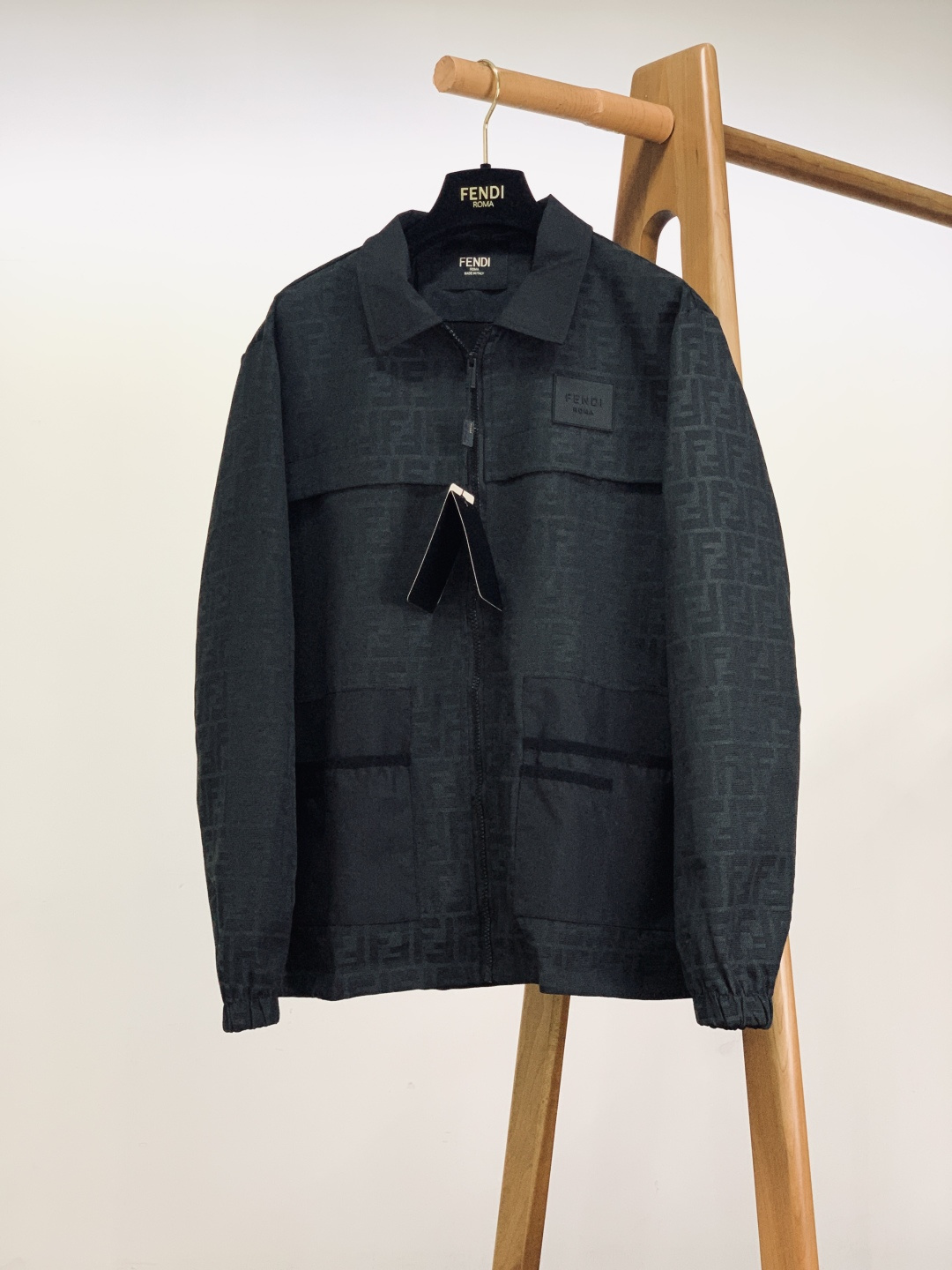 NO:595740,Fendi Fendi 2025FW new autumn and winter dark pattern jacket. Dark black background + full-print dark pattern FF logo, which looks simple and advanced from a distance, but hides the brand's exclusive exquisite texture when viewed up close; the crisp but not heavy fabric adapts to various body shapes, and the lapel + zipper design is neat and loose, making it seamless for commuting and going out. The three-dimensional rubber logo plate on the chest is a low-key expression of the classic logo, unobtrusive but self-recognizable;  The pleated cuffs + contrasting pocket splicing hide the 'exquisiteness' in the details, which are simple but not monotonous; the all-black metal zipper, the luxury brand texture is not 'revealing' from the inside to the outside. The fit is super correct, and the upper body is fashionable and versatile. ……………………………………………… SizeM-3XL,,fendi,fendi,jackets & coats,jackets & coats,alexander wang19860909Fendi 芬迪 2025FW秋冬新品 暗纹夹克外套.深黑底色+满印暗纹FF标识,远看是简约高级,近看藏着品牌专属的精致肌理；挺括但不厚重的面料适配各种身形,翻领+拉链设计利落又松弛,通勤、出街都能无缝衔接. 胸前立体标识胶牌,是经典logo的低调表达,不张扬却自带辨识度； 袖口抽褶+撞色口袋拼接,把“精致”藏在细节里,简约却不单调； 全黑金属拉链,奢牌的质感从内到外都没“露怯”. 版型超正,上身时尚百搭. …………………………………………………… SizeM-3XL,,fendi,fendi,jackets & coats,jackets & coats,alexander wang,Men's clothing