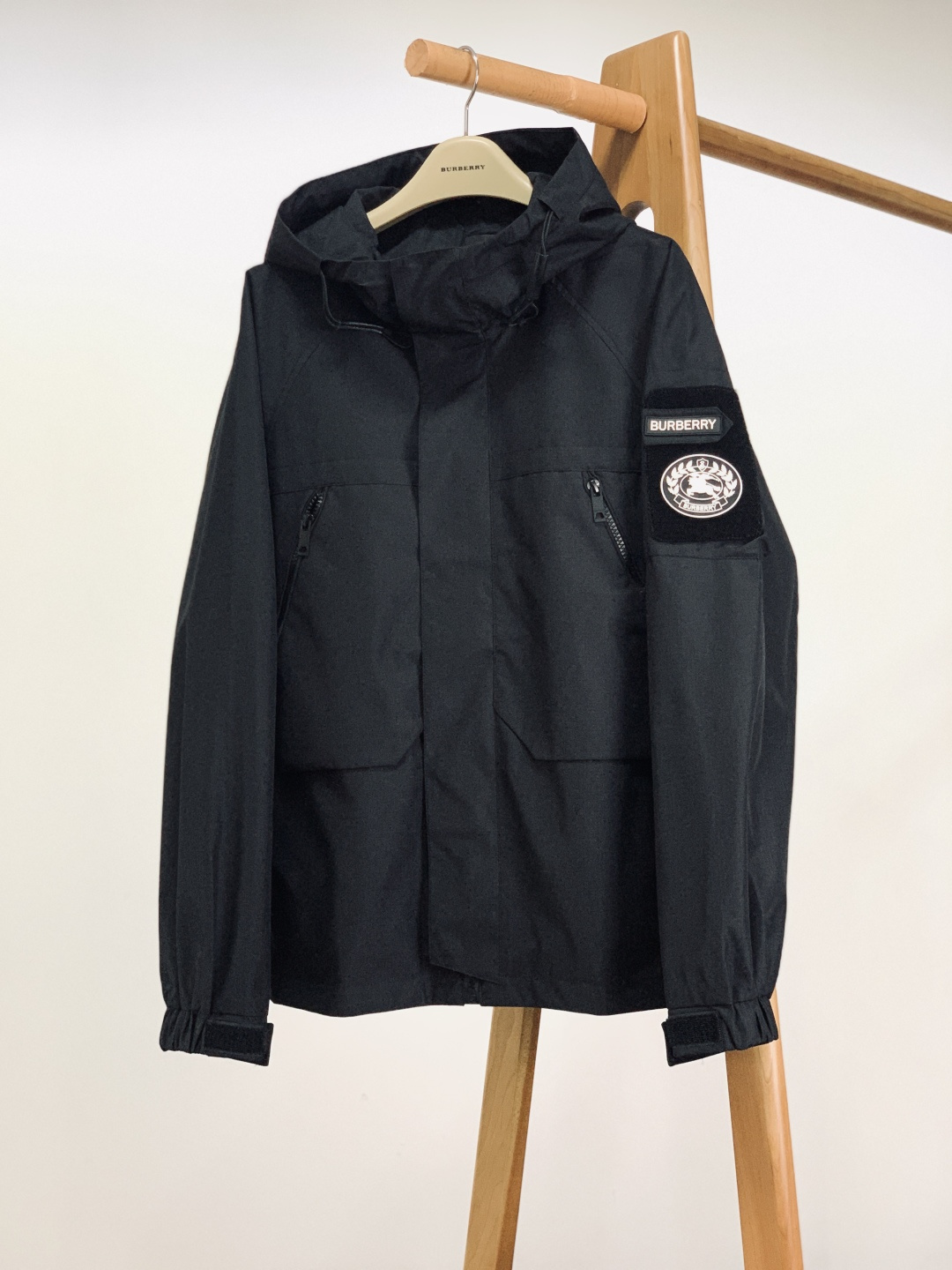 NO:595732,Burberry's new 2025 FW autumn and winter casual hooded jacket. The pure black color scheme has a low-key aura, and the crisp and anti-wrinkle fabric takes into account both the fit and practical wearability; the hood + drawstring design is relaxed and stylish, and can be seamlessly adapted to daily commuting and outdoor leisure. The three-dimensional knight logo + brand words on the armband are a low-key exposure of classic British genes, with self-recognizability without being ostentatious;  All-black metal zippers + Velcro cuffs hide 'practical sophistication' in the details, and can be freely adjusted to put on, take off, and tighten; the knight's logo patch on the inner lining is the unique 'hidden ritual sense' of luxury brands, and the details are full of texture. Wearing sweatshirts and jeans is a cool street style, and it can be worn with shirts and trousers to give a casual and commuting feel - there is no need to deliberately concave shapes, the high-end sense of the fabrics and details is a plus point for the outfit. ……………………………………………………  SizeM-3XL,,burberry,burberry,hoodie,sweatshirts,jeans,jackets & coats,shirts,hats,alexander wang19860909Burberry 巴宝莉 2025FW秋冬新品 休闲连帽外套.纯黑配色自带低调气场,挺括抗皱的面料兼顾了版型与实穿性；连帽+抽绳设计松弛又有造型感,日常通勤、户外休闲都能无缝适配. 臂章处的立体骑士标+品牌字样,是经典英伦基因的低调外露,自带辨识度又不张扬； 全黑金属拉链+魔术贴袖口,把“实用精致”藏在细节里,穿脱和松紧都能自由调整； 内衬的骑士标贴布,是奢牌独有的“隐性仪式感”,细节处都透着质感. 搭卫衣牛仔裤是街头潮酷风,配衬衫西裤又能穿出轻熟通勤感——不用刻意凹造型,面料和细节自带的高级感,就是穿搭的加分项. …………………………………………………… SizeM-3XL,,burberry,burberry,hoodie,sweatshirts,jeans,jackets & coats,shirts,hats,alexander wang,Men's clothing