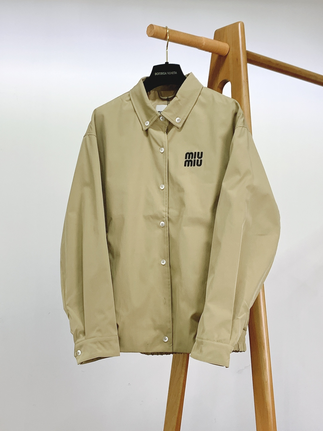 NO:595710,Miumiu 2025FW new autumn and winter casual jacket. The khaki color has a gentle and relaxed feel, and the crisp but not stiff fabric adapts to various body shapes; the lapel + button design is both neat and casual. Wearing it alone gives a lazy atmosphere, layering it is the 'finishing point' of the outfit. The three-dimensional 'MIU' on the chest  'MIU' embroidery is a low-key and eye-catching brand logo. The cuff buttons + hem shirring hide the 'delicacy' in the details, and the elasticated collar can be adjusted according to the outfit; the lining is of the same color + patch pocket design, practical while maintaining the overall simple and high-end sense. It has a sense of relaxation, and the upper body is fashionable and versatile. ……………………………………………… SizeM-3XL,,miumiu,jackets & coats,jackets & coats,alexander wang19860909Miumiu 缪缪 2025FW秋冬新品 休闲夹克外套.卡其色自带温柔松弛感,挺括但不僵硬的面料适配各种身形；翻领+排扣设计兼顾利落与随性,单穿是慵懒氛围感,叠穿是穿搭的“点睛牌面”.胸前立体的“MIU MIU”刺绣,是低调又醒目的品牌标识.袖口纽扣+下摆抽褶,把“精致”藏在细节里,松紧要领都能随穿搭调整；内衬同色系+贴袋设计,实用又保持了整体的简约高级感. 自带松弛感,上身时尚百搭. …………………………………………………… SizeM-3XL,,miumiu,jackets & coats,jackets & coats,alexander wang,Men's clothing