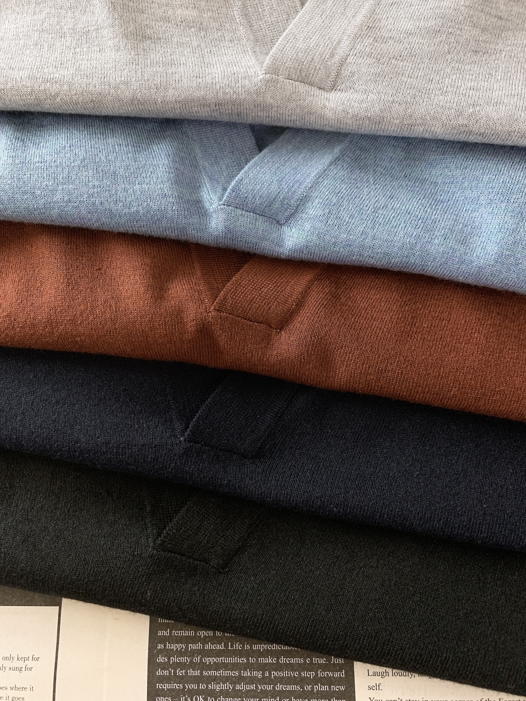 NO:595719,LoroPiana L.P 1975FW early autumn new product long-sleeved knitted sweater. Exquisite craftsmanship, high-end texture, and classic items are the key words of Italian style dressing. They are also the 'old money' tone of LP. The basic short-sleeved shirt is reinterpreted with LP's tone. It is very clean fit and also very old money.  In line with LP's consistent low-key character, it is a minimalist and exquisite solid-color T-shirt, with a fitted fit and moderate looseness. The craftsmanship value is reflected in the details. Ultra-fine custom-spun yarns are blessed with double-sided craftsmanship. The ready-to-wear fabric feels cooler and more breathable. It is also treated with liquid ammonia technology, which has certain anti-wrinkle properties and is easy to care for!  A must-have item for casual business. Five colors recommended ……………………………………………………………… Size48-56, loro piana, loro piana, T-shirt, tees, t-shirt, alexander wang19860909LoroPiana L.P 1975FW早秋新品 长袖针织衫打底衫. 精致工艺、高级质感、经典单品,这些都是意式穿搭的关键词,也是LP骨子里的“老钱”腔调,以LP的调性重新演绎的基础短袖,很Clean Fit,也很old money. 符合LP一贯地低调特质,极简且精致的纯色T恤,合身版型带适度松量,工艺值体现在细节处,超细定纺纱线,双面工艺加持,成衣面料触感更凉爽透气.外加液氨工艺处理,具有一定的抗皱性能,易于打理！休闲商务必备单品.五色推荐 …………………………………………………… Size48-56,,loro piana,loro piana,T-shirt,tees，t-shirt,alexander wang,Men's clothing