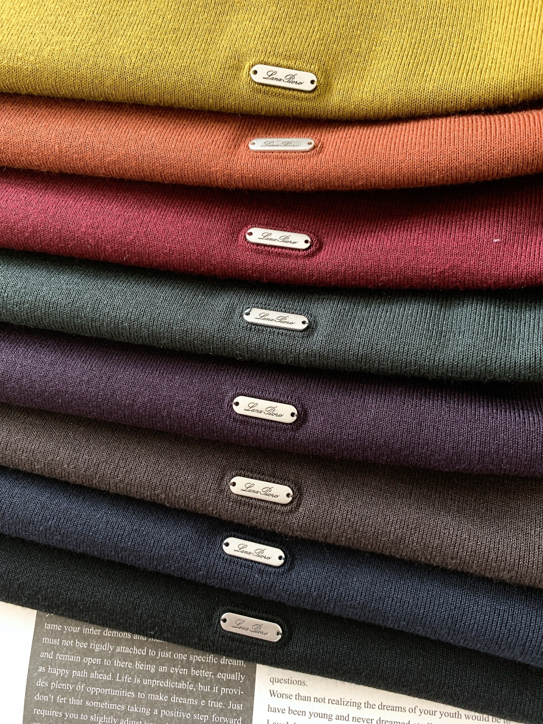 NO:595726,LoroPiana L.P 1975FW new autumn and winter casual pullover bottoming shirt is the choice for 'fabric control'. It is made of fine high-count knitted fabric, which is soft but not collapsed. It is close to the skin and breathable and has a sense of drape. It is not easy to pill and deform after long-term wear. It has both comfort and stiffness. The classic three-dimensional hardware embossed logo hides brand recognition in a low-key manner. It is simple but not monotonous.  Minimalist style + multi-color adaptability, it can be worn alone or layered on a daily basis to maintain its texture. It is a 'comfortable advanced basic model' that can be worn in all seasons. ……………………………………………… Size48-56,,loro piana,alexander wang19860909LoroPiana L.P 1975FW秋冬新品 休闲套头打底衫,是「面料控」的质感之选 采用细腻的高支针织面料,触感软而不塌,贴肤透气的同时自带垂顺感,久穿不易起球变形,兼顾舒适与挺括度. 经典立体五金浮雕标识,低调里藏着品牌辨识度,简约但不单调. 极简版型+多色系适配,日常单穿、叠穿都能撑得起质感,是能穿四季的“舒适型高级基础款”. …………………………………………………… Size48-56,,loro piana,alexander wang,Men's clothing