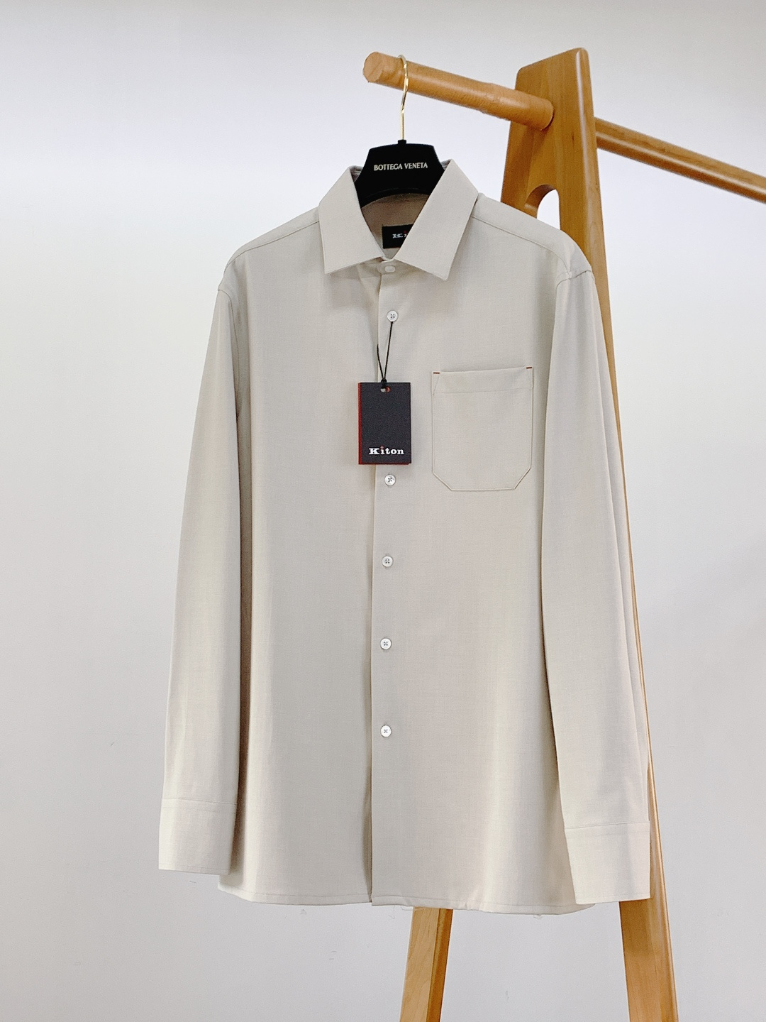 NO:595737,Kiton's 2025FW early autumn new product. Classic style shirts look good no matter how you wear them. K's shirts are very particular about quality, and the classic styles are popular every year. The texture of customer-supplied fabrics has been repeatedly processed through multiple processes, and the feel and texture are first-class, snug and comfortable, breathable and soft!  Experts will know the quality of the materials when they get started!  The classic style is a good choice for wearing outside and inside. The overall feeling is very elegant!  Every detail of the whole product reflects the craftsmanship and technology that a major manufacturer should have!  Produced by OEM, pure original order!  Super awesome guy, close your eyes and enter!  ……………………………………………………………… Size48-56,,shirts,alexander wang19860909Kiton 奇顿 2025FW早秋新品 经典版型衬衫怎么穿都好看,K家衬衣很讲究品质,经典的款式每年都是爆款 客供御用面料织纹 经过多重工艺反复处理,手感质感一流,贴身舒适,透气柔软！行家上手便知用料的好坏！ 经典的款式,外穿内搭都是很不错的选择,整体感觉非常有气质！ 从整体的每处细节来看都体现出了大厂该有的工艺和技术！代工厂出品,纯原单！超级牛货闭眼入！ …………………………………………………… Size48-56,,shirts,alexander wang,Men's clothing