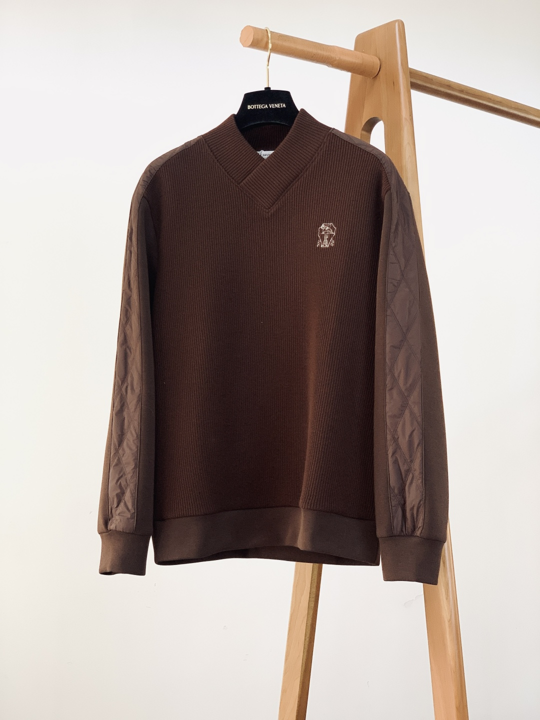 NO:595735,Brunello Cucinelli's new 2025 FW autumn and winter knitted patchwork pullover sweatshirt. The vertical knitted fabric has a delicate texture, a soft but not collapsed drape that fits the skin and shows class; the V-neck + ribbed collar style modifies the neck and can be worn in layers. The three colors of black/brown/white are all 'high-end colors' that are not picky.  The sleeves are spliced with rhombus quilted fabric, which has a sense of layering and hides a 'low-key elegance'; the castle embroidery on the chest is BC's iconic element, and the stitching is so fine that it looks like 'delicacy' is embroidered into the bones; the Italian label + hemming details hide the rigor of the luxury brand in an invisible place.  Wearing it alone is a minimalist and relaxed feeling, and matching it with a suit or jeans is a 'low-key and classy' commuting brand - there is no need to deliberately concave shapes, the texture of the fabrics and details is a plus point for the outfit. ……………………………………………… Size48-56,, brunello cucinelli, hoodie, sweatshirts, business suit, alexander wang19860909Brunello Cucinelli 布鲁奈罗.库奇内利 2025FW秋冬新品 针织拼接套头卫衣.竖纹针织面料自带细腻肌理,软而不塌的垂感贴肤又显档次；V领+罗纹领型,修饰脖颈还能适配叠穿,黑/棕/白三色都是不挑人的“高级色”. 袖子拼接菱格绗缝面料,自带层次感还藏着“低调贵气”； 胸前的城堡刺绣是BC标志性元素,针脚细密得像把“精致”绣进了骨子里； 意大利产的标签+包边细节,把奢牌的严谨藏在看不见的地方. 单穿是极简松弛感,搭西装、牛仔就是“低调有品”的通勤牌面——不用刻意凹造型,面料和细节自带的质感,就是穿搭的加分项. …………………………………………………… Size48-56,,brunello cucinelli,hoodie,sweatshirts,business suit,alexander wang,Men's clothing