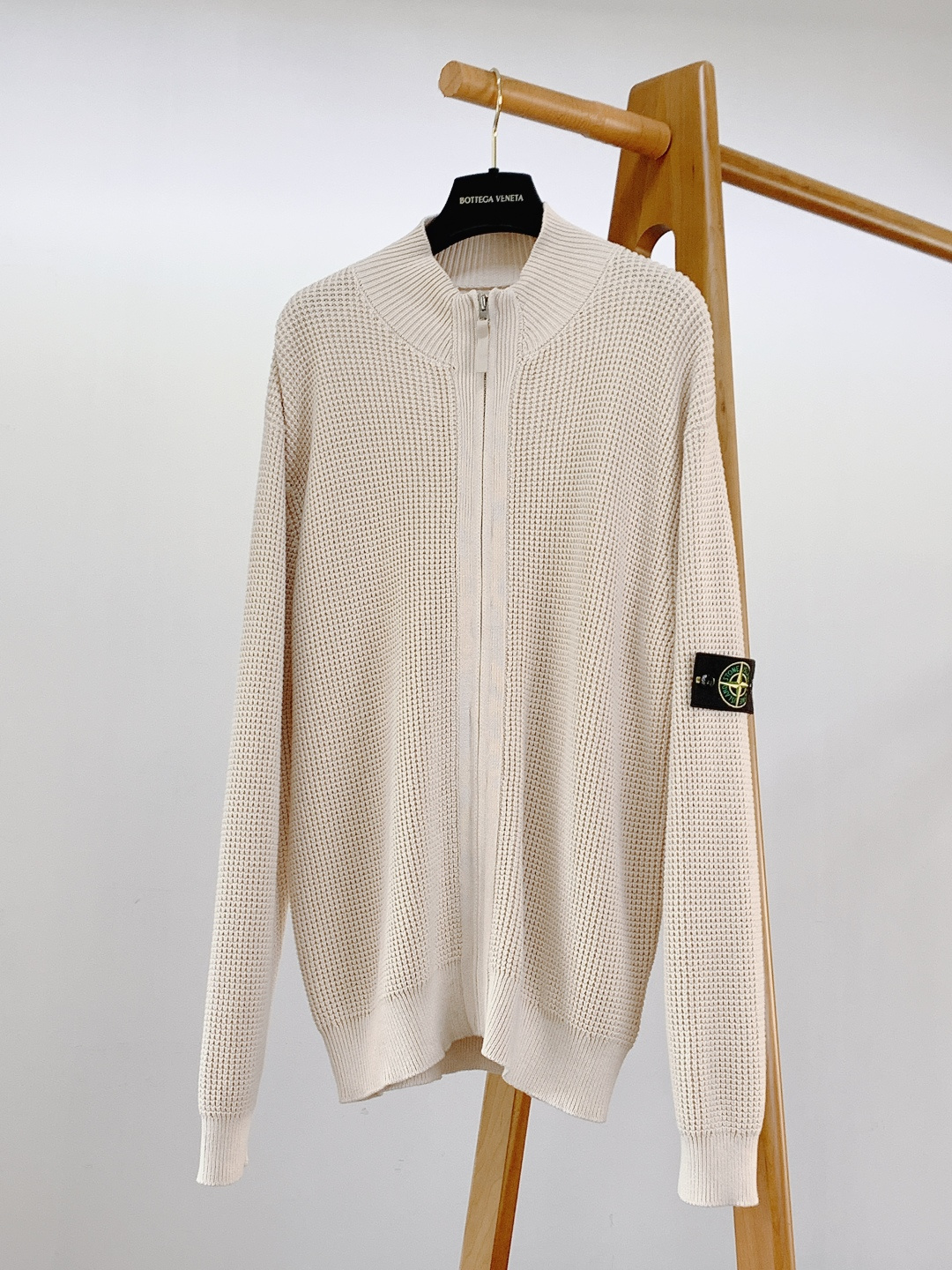 NO:595715,Stone Island's 2025FW new autumn and winter casual zipper sweater is a perfect combination of texture and coolness~ The stand-up collar + full-zip cardigan is neat and easy to put on and take off; the loose version is not flattering on the figure, and is suitable for daily layering, layering, or solo wear.  The waffle knitted texture is soft, breathable and has a high-quality texture; the ribbed edges on the cuffs and hem fit the body shape and are not easily deformed; the iconic Stone Island armband is an instantly recognizable fashion brand. The three tones of gentle off-white, fresh light green, and calm navy are very versatile and suitable for different styles of wearing scenes. Whether it is daily commuting or casual outings, this sweater can easily be worn to create a relaxed and stylish atmosphere~ ……………………………………………………  SizeM-3XL,,alexander wang19860909Stone Island 石头岛 2025FW秋冬新品 休闲拉链针织衫,是质感与潮酷感的双重拿捏~ 立领+全拉链开衫,利落又好穿脱；宽松版型不挑身材,日常叠穿内搭、单穿都适配. 华夫格针织纹理,柔软透气还自带肌理高级感；袖口、下摆的罗纹收边,贴合身形不易变形；标志性的石头岛袖章,是一眼就能认出的潮牌辨识度. 温柔米白、清新浅绿、沉稳藏青,三个色调都很百搭,适配不同风格的穿搭场景. 不管是日常通勤还是休闲出街,这件针织衫都能轻松穿出松弛又有格调的氛围~ …………………………………………………… SizeM-3XL,,alexander wang,Men's clothing