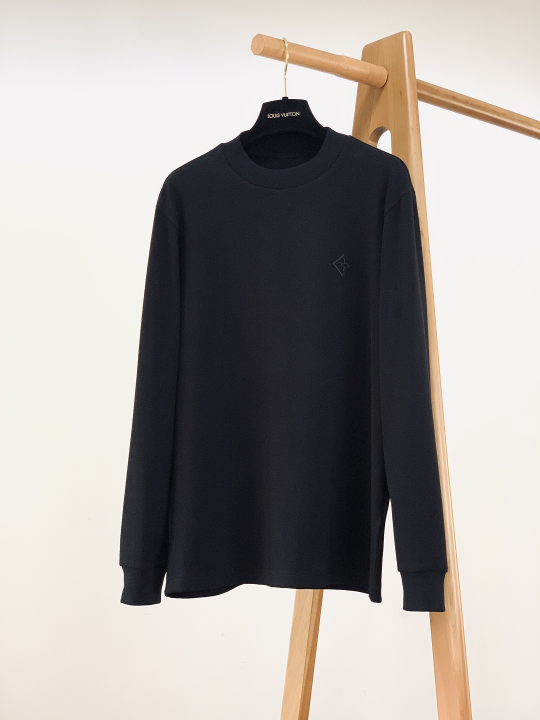 NO:595738,LouisVuitton Louis Vuitton's new 2025FW autumn and winter product is a half-high collar long-sleeved bottoming shirt. The half-high collar version is suitable for various body shapes. The soft and waxy fabric is close to the skin and has a drapey feel. The ribbed details on the cuffs and collar weld comfort and sophistication~  The three-dimensional Monogram logo on the chest and the embossed letters on the back bring low-key brand recognition. The three colors of black/gray/white are versatile styles that can be worn with suits or jeans to give a relaxed and elegant feel. No need to worry about matching, wearing it alone is a minimalist texture, and layering it is a low-key highlight. It belongs to the existence of 'take it out and win' in the wardrobe. ……………………………………………… SizeM-5XL,, louis vuitton, louis vuitton, business  suit,alexander wang19860909LouisVuitton 路易威登 2025FW秋冬新品 半高领长袖打底衫.半高领版型适配各种身型,软糯面料贴肤又有垂坠感,袖口、领口的罗纹细节把舒适和精致焊死~ 胸前的立体Monogram标识+后背浮雕字母,自带低调的品牌辨识度,黑/灰/白三色都是不挑风格的百搭款,搭西装、牛仔都能穿出松弛贵气感. 不用费心搭配,单穿是极简质感,叠穿是低调亮点,属于衣柜里“拿出来就赢了”的存在. …………………………………………………… SizeM-5XL,,louis vuitton,louis vuitton,business suit,alexander wang,Men's clothing