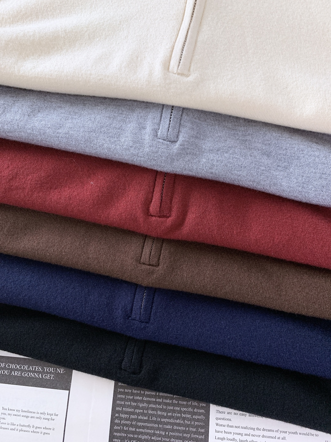 NO:595720,LoroPiana L.P 1975FW new autumn and winter LP men's long-sleeved half-zip bottoming sweater has exquisite craftsmanship, high-end texture, and classic items. These are the keywords of Italian style dressing and the 'old money' tone of LP. The bottoming T-shirt reinterpreted with LP's tone is very clean fit and very old money. The high-grade neutral color cashmere zipper stand collar brings a comfortable experience and creates a warm body feeling in the early autumn weather.  Neutral visual tone, easy to match and full of class. Six colors available...………………………………………… SizeM-3XL, loro piana, loro piana, tees, t-shirts, ties, alexander wang19860909LoroPiana L.P 1975FW秋冬新品 LP 男款长袖半拉链打底针织衫精致工艺、高级质感、经典单品,这些都是意式穿搭的关键词,也是LP骨子里的“老钱”腔调,以LP的调性重新演绎的打底T恤,很Clean Fit,也很old money. 高级中性色羊绒拉链立领领带来舒适体验, 在初秋的天气营造温暖的体感 中性调视觉,搭配便利 档次感十足.六色可选 …………………………………………………… SizeM-3XL,,loro piana,loro piana,tees，t-shirt,ties,alexander wang,Men's clothing