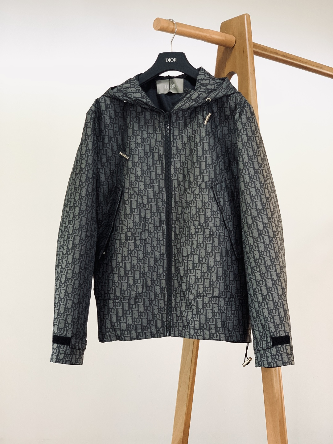 NO:692442,Dior Homme Oblique jacquard hooded jacket is made of blue taffeta technical jacquard fabric, which feels smooth and drapey. If you look closely, you can see the texture of Oblique printing - it is not a simple print, but a jacquard process woven into the fabric. It will have a delicate luster under the light, and it is low-key but cannot hide the texture.  The metal buckle of the drawstring hood is engraved with the CD logo, and the zipper puller is also embossed with the logo of the same series; the combination of flap pockets + snap-button patch pockets not only retains the casual feel, but also uses the same fabric bag flap to make the overall look neater; the Velcro on the cuffs is dark black, echoing the tone of the fabric, not stealing the show but practical.  The little bee embroidery on the body is the hidden logo of CD. The stitching is so fine that you can’t find the thread at a close look. When combined with the Oblique print, it is a “low-key recognition” that only luxury brands can have. The silhouette is the same for men and women, and it has a relaxed street feel when worn alone. The printed edges and metal buckle details exposed when layered inside are all delicate details that cannot be hidden. The Made in Italy label even writes “brand craftsmanship” on the lining. Size S, length 67  Bust 112 Shoulder width 47.5 Sleeve length 60 Medium length 69 Bust 116 Shoulder width 49 Sleeve length 61 L length 71 Bust 120 Shoulder width 50.5 Sleeve length 6219860909Dior Homme 迪奥·桀傲 Oblique提花连帽夹克 甄选蓝色塔夫绸科技提花面料,摸起来是柔滑的垂坠感,细看能看到Oblique印花的肌理感——不是简单印纹,是织入面料的提花工艺,光线下会泛出细腻的光泽,低调却藏不住质感. 抽绳风帽的金属扣刻着CD标识,拉链头也压了同系列logo；翻盖口袋+按扣贴袋的组合,既保留了休闲感,又用同面料的袋盖让整体更利落；袖口的魔术贴是暗黑色系,和面料色调呼应,不抢戏却实用. 衣身的小蜜蜂刺绣是CD的隐性标识,针脚细密到近看都找不出线头,和Oblique印花搭在一起,是奢牌才有的“低调辨识度”. 男女同款的廓形,单穿是松弛的街头感,叠穿内搭时露出的印花边、金属扣细节,都是藏不住的精致小心机.意大利制造的标签,更是把“奢牌工艺”写在了里衬里. S码衣长67 胸围112 肩宽47.5 袖长60 M码衣长69 胸围116 肩宽49 袖长61 L码衣长71 胸围120 肩宽50.5 袖长62 XL码衣长73 胸围124 肩宽52 袖长63 …………………………………………………… SizeS-XL,,dior,dior,jackets & coats,hats,,Men's clothing