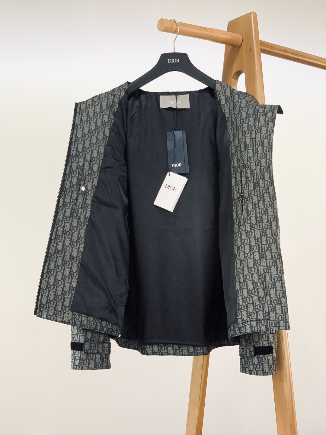 Dior Homme 迪奥·桀傲 2025FW早秋新品 Oblique提花连帽夹克。甄选蓝色塔夫绸科技提