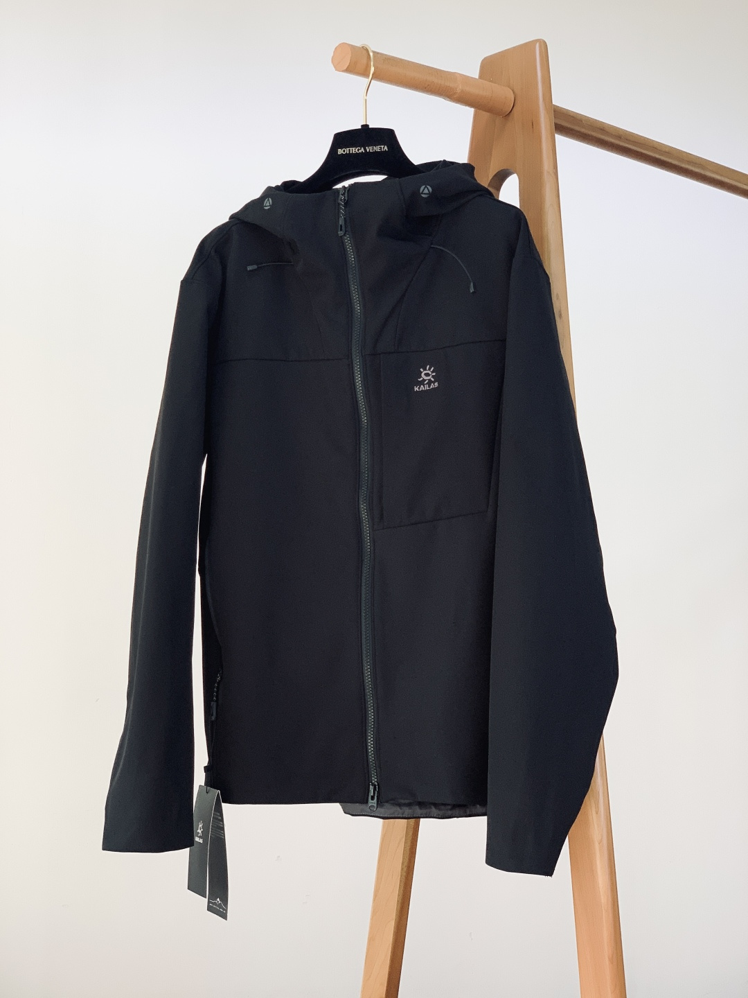 NO:599655,Kailas Kailas official website is a hard-to-find product with newly upgraded chest pockets. It is a windproof, splash-proof, warm, breathable, soft-shell zipper jacket for sports, outdoor hiking, and hiking. It has a full-body lamination process and a thin velvet lining that is basically the same workmanship and design as the Bird's Gamma MX version!  Kailas's self-developed technical fabric has an outer layer that is windproof, waterproof, and ice-proof, and the inner layer is made of hollow thermal fabric, three-dimensional thin velvet, light and skin-friendly, warm and breathable, and can effectively withstand any situation encountered outdoors!  The front chest is glued to fit the pockets. The flat car routing and pressure glue process of the entire armpit piece prevents the intrusion of moisture and cold air. The surface of the clothes is smoother. The factory is exquisite and impeccable!  The design of the 3D wind and snow hat with a mid-high collar is more effective in protecting the neck and face from cold wind without blocking the line of sight. There are elastic snap buttons on the front and back of the hat to adjust the tightness. The hem is made of glue and buckles to adjust the tightness. Small details of the accessories can be seen all over the body. They all have Kaijia's letter logo!  Original factory order, M to  ……………………………………………………………… SizeM-XXL,,jil sander,jackets & coats,hats,alexander wang19860909Kailas 凯乐石 官网一货难求胸口袋口全新升级,运动户外登山徒步防风防泼保暖透气薄绒软壳拉链外套～ 全身压胶工艺 内里薄绒与鸟家伽马MX版型做工设计基本一致！kailas自研科技面料 外层防风防水防冰内里采用中空保暖面料 立体薄绒 轻盈亲肤 保暖透气 有效抵挡在户外遇到的任何情况！ 前胸贴合口袋压胶 腋下一整片裁片的平车走线加压胶工艺 防止湿气冷气入侵的时候 衣服表面更加平整 大厂精湛做无可挑剔！ 3D风雪帽加中高帽领的设计 更有效防护颈部脸部冷风灌入且不遮挡视线 帽子前后都有松紧按扣可调节松紧 下摆压胶工艺加卡扣松紧调节 全身能见到辅料的小细节 都带有凯家的字母Logo！ 工厂原单,M到XLL 男女同款 最大可穿240斤 本人178 160没大肚子穿L合身,XL宽松～ 尺码数据 尺码 胸围袖长 肩宽 衣长 M 11465 50 69 L11966 51 71 XL 124 67 52 73 XXL 129 68 53 75 …………………………………………………… SizeM-XXL,,jil sander,jackets & coats,hats,alexander wang,Men's clothing