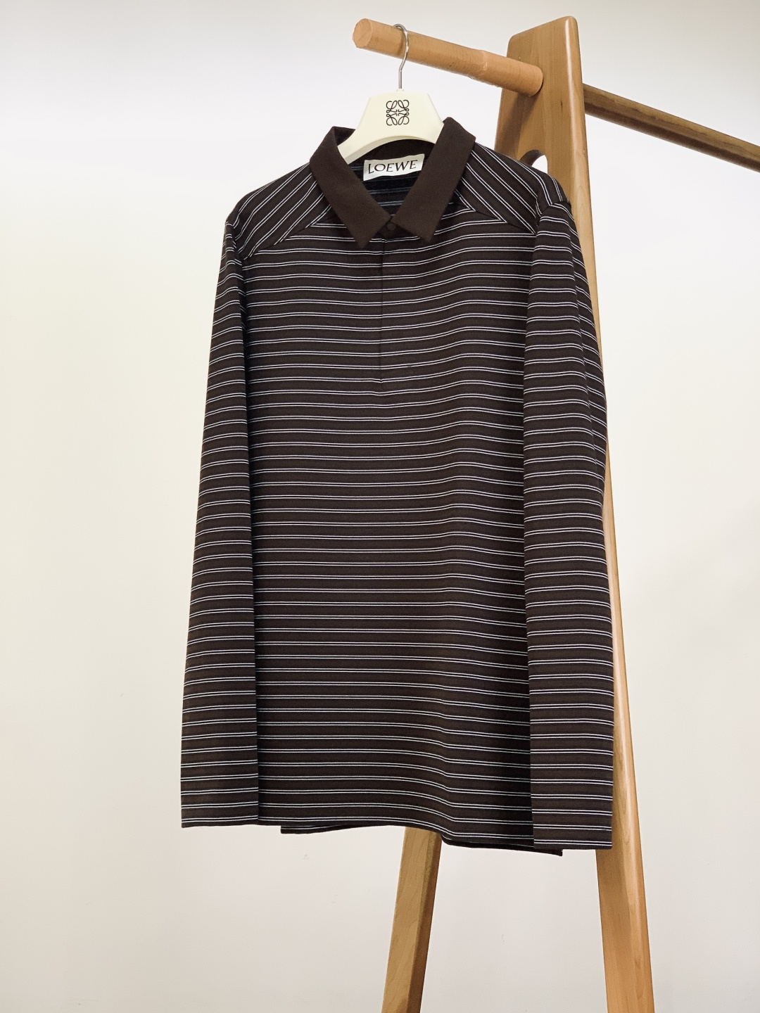 NO:599666,Loewe Luo Yiwei 2025FW new autumn and winter products Lapel striped brown long sleeves Material Cotton M Shoulder width 42 Bust 102 Clothes length 72 L Shoulder 43 Sleeve length 67 Bust 106 Clothes length 7419860909Loewe 罗意威 2025FW秋冬新品 翻领条纹咖啡色长袖 材质 棉 M肩宽42胸围102衣长72 L肩43袖长67胸围106衣长74 XL肩45袖长68胸围衣长75 …………………………………………………… SizeM.L.XL,,loewe,loewe,alexander wang,Men's clothing