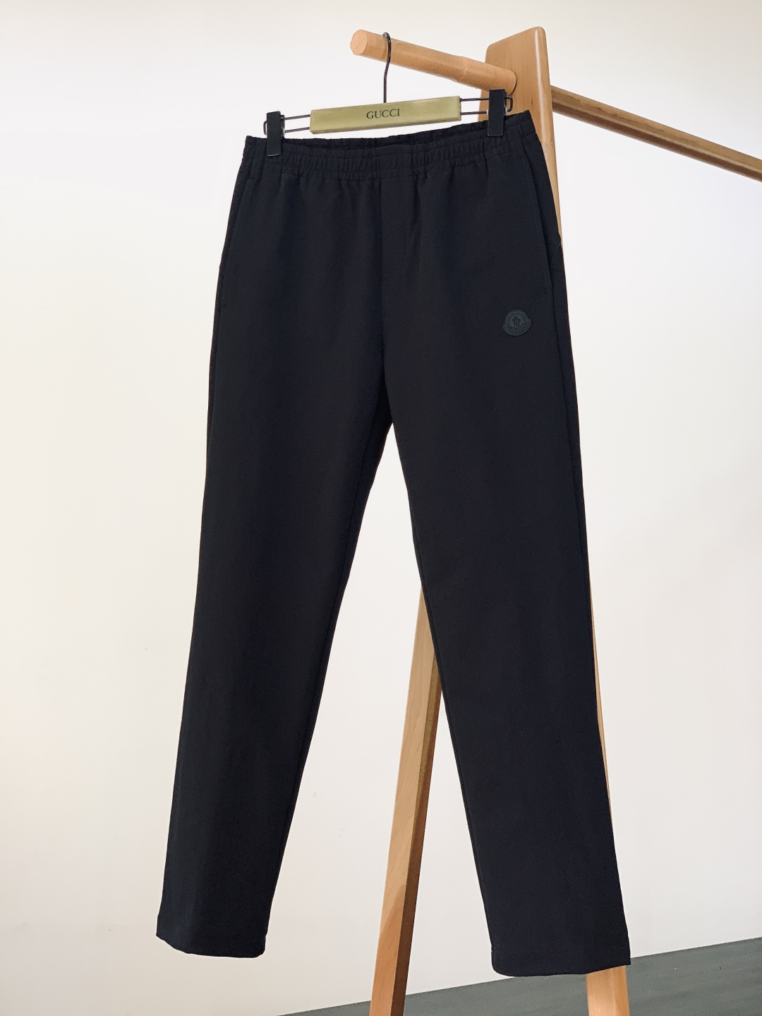 NO:599660,Moncler 2025FW new autumn and winter products drawstring elastic casual trousers fashion series, unique design, drawstring casual trousers. The yarn has been dyed and spun. A major domestic factory exports to Japan and supplies fabrics from several top brands. It feels soft and waxy, quite wide and stylish, and solves the problem of discoloration after washing. The pants are neat and elegant, size: M L XL 2XL Waist: 8690  94 98 Hips: 104 108 112116 Pants length: 105106107 108 ……………………………………………………………… SizeM-XXL,,Moncler,alexander wang19860909Moncler 蒙口 2025FW秋冬新品 抽绳松紧休闲裤 时尚系列,独特设计,抽绳休闲长裤 订纱开始订染和订纺. 国内某大厂出口日本 和供应几大顶级品牌的面料. 手感软糯 , 挺阔有型 , 解决 , 洗涤变色的问题. 裤型利落大气 ,  尺码: M L XL 2XL 腰围: 8690 94 98 臀围: 104 108 112116 裤长:105106107 108 …………………………………………………… SizeM-XXL,,Moncler,alexander wang,Men's clothing