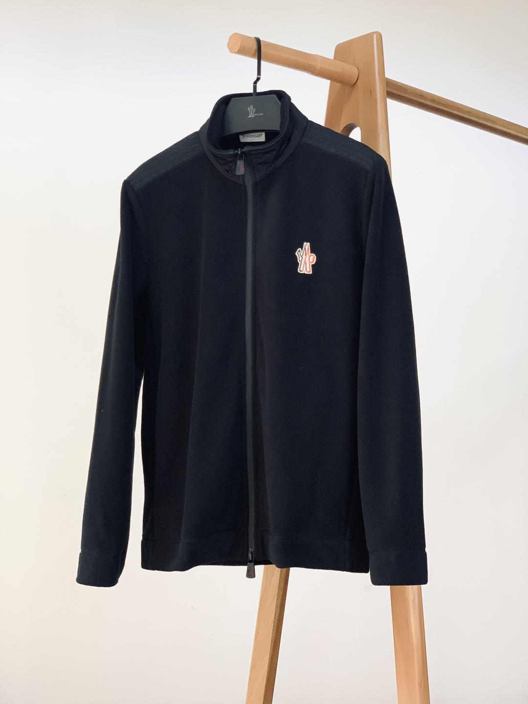 NO:599663,Moncler's 2025FW new autumn and winter products are fashionable workwear patches and spliced fleece stand-up collar jackets. High-standard outdoor jacket tailoring system, simple and fashionable new flavor, breaking the conventional constraints to show the long-lost fashion luxury... Imported combed fiber material creates a new fleece texture, the overall softness and fineness, and the texture of the fabric is strong, creating a good breathable, warm and heat dissipation effect. It also has a certain degree of drape, lining and seam wrapping details to make it neat, delicate and exquisite.  Size19860909Moncler 蒙口 2025FW秋冬新品 时尚工装贴布拼接抓绒立领夹克外套 高标准的户外夹克剪裁体系,简约时髦的新味道,打破常规的束缚让久违的时尚奢华尽显.... 进口精梳纤维料质打造全新抓绒质感,整体柔软细腻,面料的肌理性强大,营造良好的透气保暖散热效果.也具备了一定的垂坠质内里缝边包裹细节做到了工整精致精美. 尺码 XL 2XL3XL 衣长717374 76 胸.  119123 127 袖长 66  6667 肩宽 49 51 52 …………………………………………………… SizeXL.2XL.3XL,,Moncler,jackets & coats,jackets & coats,alexander wang,Men's clothing