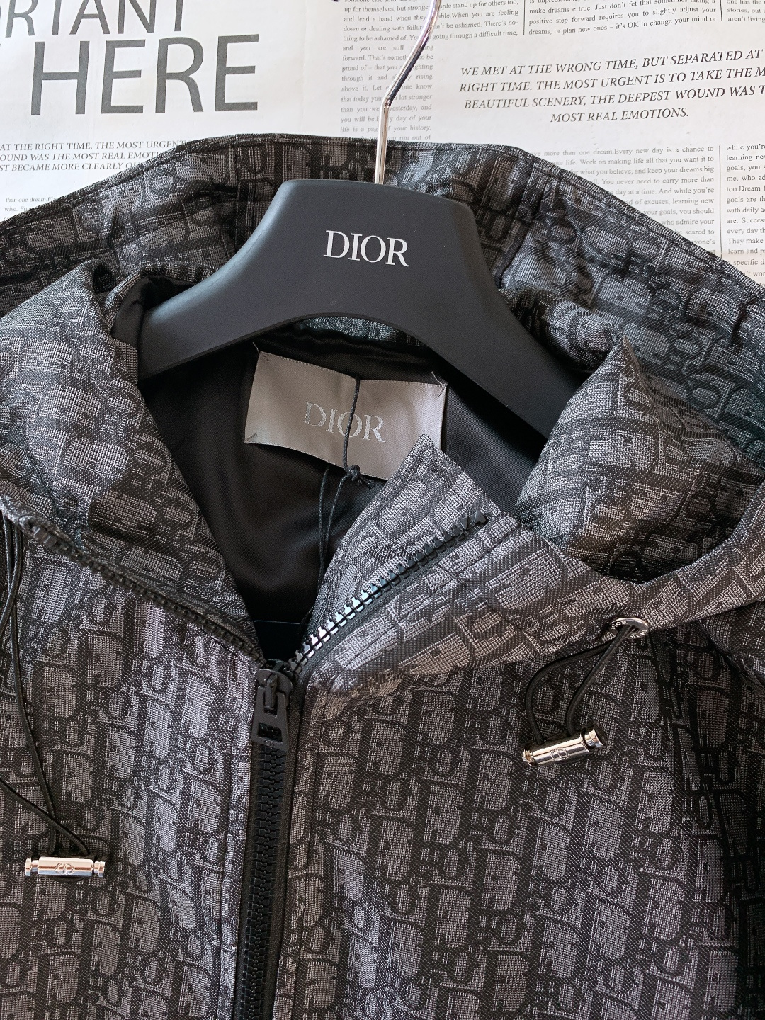 Dior Homme 迪奥·桀傲 2025FW早秋新品 Oblique提花连帽夹克。甄选蓝色塔夫绸科技提