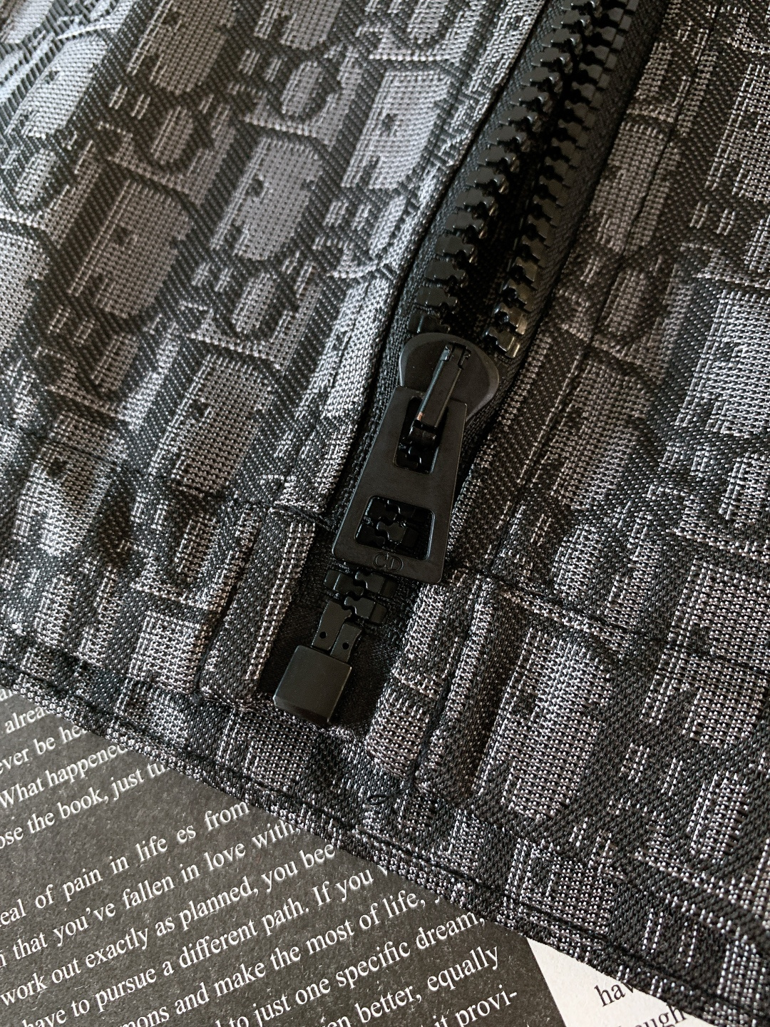 Dior Homme 迪奥·桀傲 2025FW早秋新品 Oblique提花连帽夹克。甄选蓝色塔夫绸科技提