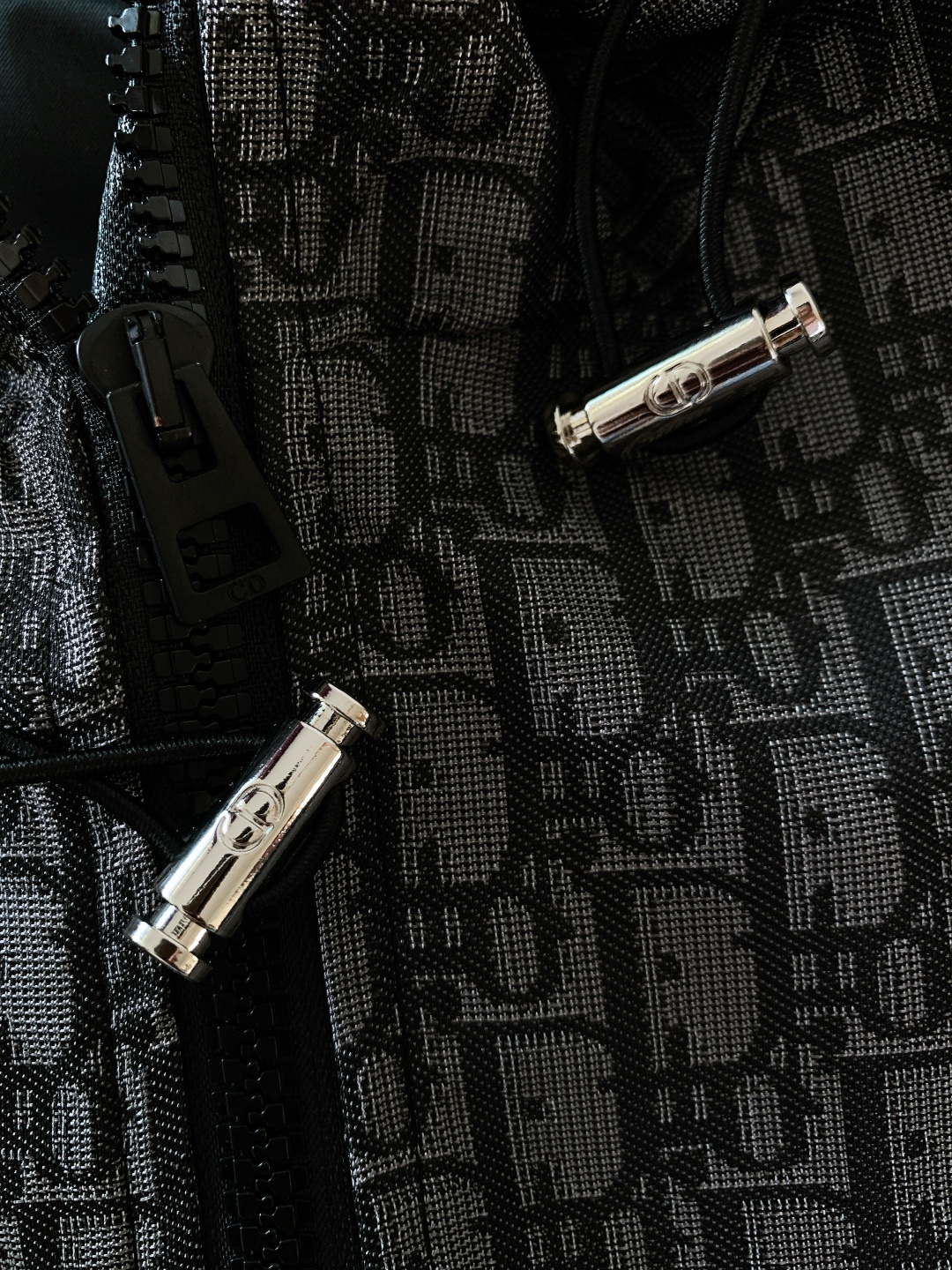 Dior Homme 迪奥·桀傲 2025FW早秋新品 Oblique提花连帽夹克。甄选蓝色塔夫绸科技提