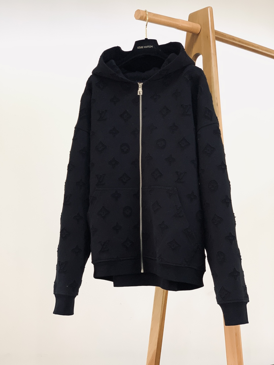 NO:599654,LouisVuitton Louis Vuitton's new 2025 FW autumn and winter burnt flower hooded sweatshirt jacket, the French luxury brand's 'top-notch texture'. The burnt flower process with the classic logo printed all over, the texture is three-dimensional and low-key, the pattern will show shades under different lights, and has its own 'luxury brand exclusive texture'  Metal hollow logo zipper puller + loose hooded version. The fabric is soft and drapey, close to the skin without pressure and anti-wrinkle. The ribbed details on the collar/cuffs reveal the exquisite Italian craftsmanship. Black/light gray two-color, it is a 'relaxed luxury trend' when worn alone, and layered with suits/jackets to create a layered look. It can be worn for daily outings and light casual occasions.  The material of the sweatshirt is just right in thickness, suitable for wearing alone in spring and autumn, or as an inner layer in autumn and winter. It is a high-end item that 'revitalizes the texture of the wardrobe'. ……………………………………………… SizeS-XL,,louis vuitton,louis vuitton,hoodie,sweatshirts,jackets & coats,jackets & coats,business suit,hats,alexander wang19860909LouisVuitton 路易威登 2025FW秋冬新品 烧花连帽卫衣外套,法式奢牌的“肌理感顶流”. 满印经典标识的烧花工艺,肌理感立体又低调,不同光线下图案会呈现深浅变化,自带“奢牌专属质感” 金属镂空标识拉链头+宽松连帽版型,面料软而有垂感,贴肤无压还抗皱,领口/袖口的罗纹细节透着意产工艺的精致 黑/浅灰双色,单穿是“松弛奢潮风”,叠穿西装/夹克又能穿出层次感,日常出街、轻休闲场合都能搭 厚度刚好的卫衣材质,春秋单穿、秋冬内搭都合适,是“一件盘活衣橱质感”的高阶单品. …………………………………………………… SizeS-XL,,louis vuitton,louis vuitton,hoodie,sweatshirts,jackets & coats,jackets & coats,business suit,hats,alexander wang,Men's clothing