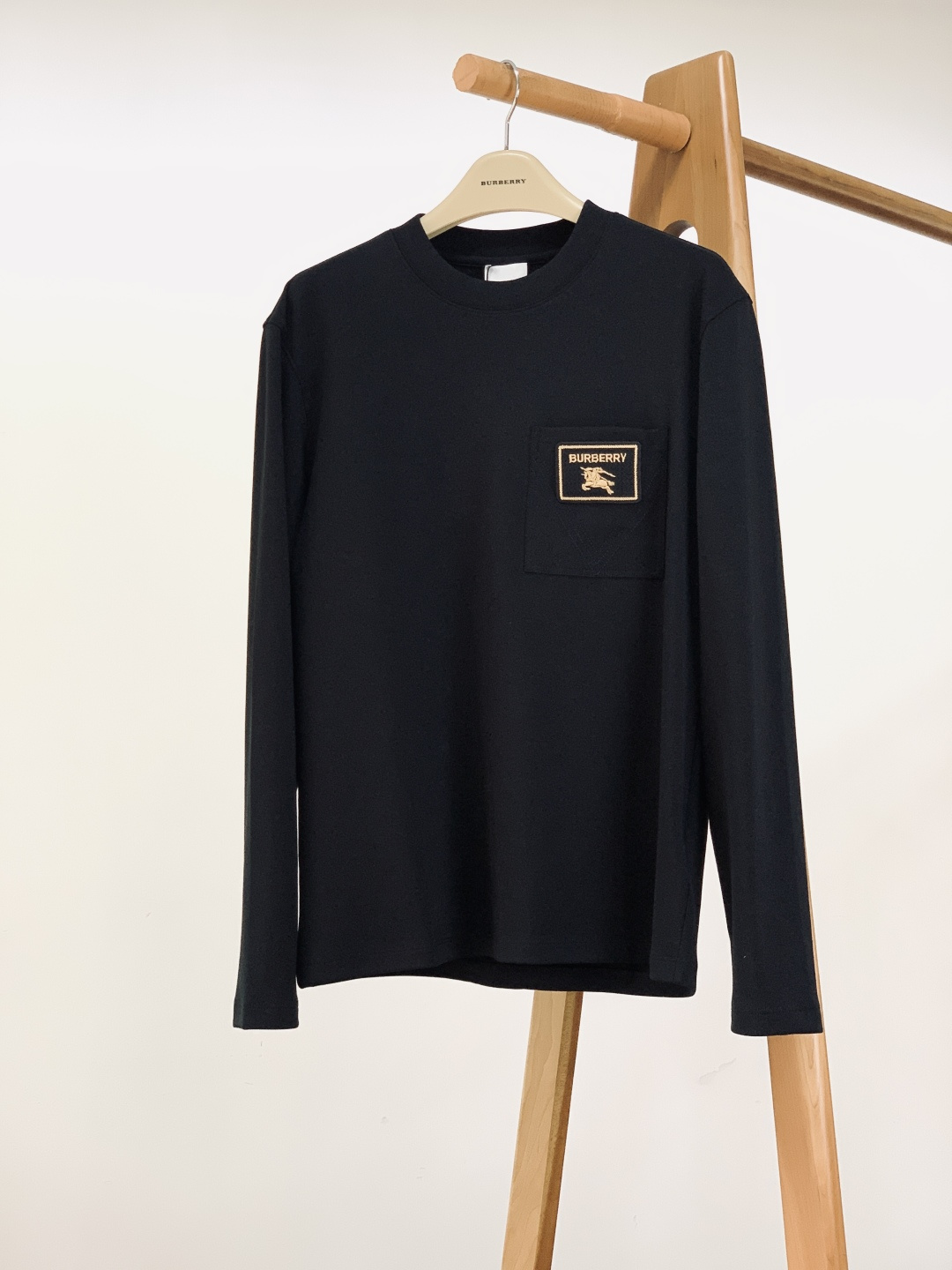 NO:599642,Burberry 2025FW new product for autumn and winter, pocket embroidered bottoming shirt. Chest patch pocket + knight embroidery logo, black/white background with gold thread texture, it is a luxury brand hidden in a low-key manner. The pocket details make the basic style more layered. The high-count cotton made in Italy is soft and drapey, close to the skin, breathable and not easy to deform. The ribbed hems of the collar/cuffs reveal the delicate craftsmanship.  The basic round neck style is a 'sophisticated casual style' when worn alone, and can be worn with a suit/denim jacket for a high-end texture. The black and white two-tone color is suitable for all scenes. The base material is just right in thickness and is suitable for spring and autumn alone or as an inner layer in autumn and winter. It is a high-end basic style that 'depends on details to win texture'. ……………………………………………… SizeM-3XL,,burberry,burberry,jackets & coats, business suit,alexander wang19860909Burberry 巴宝莉 2025FW秋冬新品 口袋刺绣打底衫.胸前贴袋+骑士刺绣标识,黑/白底色配金线纹理,是低调里藏着的奢牌辨识度,口袋细节让基础款更有层次感. 意产高支棉软而垂顺,贴肤透气还不易变形,领口/袖口的罗纹锁边透着工艺细腻. 基础圆领版型,单穿是“轻熟休闲风”,叠穿西装/牛仔外套又能穿出高阶质感,黑白双色适配全场景穿搭. 厚度刚好的打底材质,春秋单穿、秋冬内搭都合适,是“一件靠细节赢质感”的高阶基础款. …………………………………………………… SizeM-3XL,,burberry,burberry,jackets & coats,business suit,alexander wang,Men's clothing