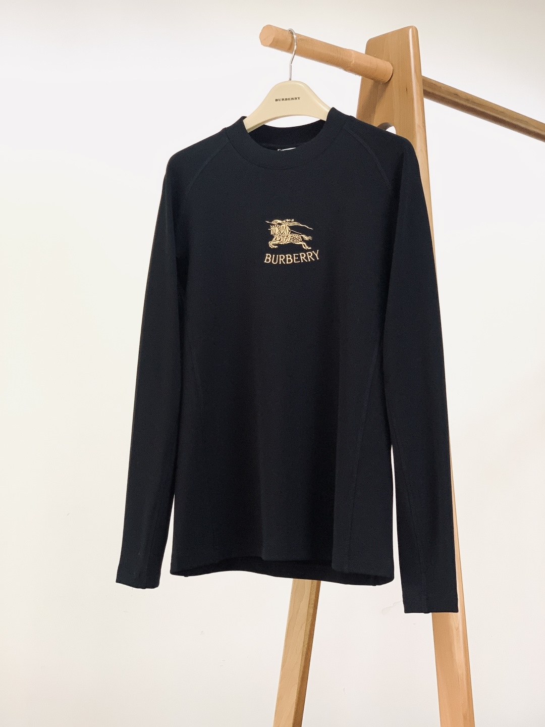 NO:599638,Burberry 2025FW new autumn and winter products  Knight embroidered bottoming shirt. The classic knight embroidery + brand letter logo on the chest, the gold thread texture has a light luxury texture, and it is a British accent that can be recognized at a glance. The Italian high-count cotton fabric is soft and draping, close to the skin, breathable and not easy to deform. The rib details on the collar/cuffs reveal the delicate craftsmanship. The basic round neck version, worn alone is 'light'  'Familiar minimalist style', you can wear a high-level sense when layered with suits/windbreakers, and the black and white colors are suitable for all scenes. The base material is just right in thickness, suitable for spring and autumn alone, and autumn and winter inner wear. It is a high-end basic model that 'enhances the texture of your outfit'. It blends the British elegance of BBR into the relaxation of every moment of daily life.  ……………………………………………………………… SizeM-3XL,,burberry,burberry,business suit,alexander wang19860909Burberry 巴宝莉 2025FW秋冬新品 骑士刺绣打底衫.胸前经典骑士刺绣+品牌字母标识,金线纹理自带轻奢质感,是一眼识标的英伦腔调.意产高支棉面料软而垂顺,贴肤透气还不易变形,领口/袖口的罗纹细节透着工艺细腻.基础圆领版型,单穿是“轻熟极简风”,叠穿西装/风衣又能穿出高阶层次感,黑白双色适配全场景穿搭.厚度刚好的打底材质,春秋单穿、秋冬内搭都合适,是“一件提升穿搭质感”的高阶基础款.把BBR的英伦优雅,揉进日常每一刻的松弛里. …………………………………………………… SizeM-3XL,,burberry,burberry,business suit,alexander wang,Men's clothing