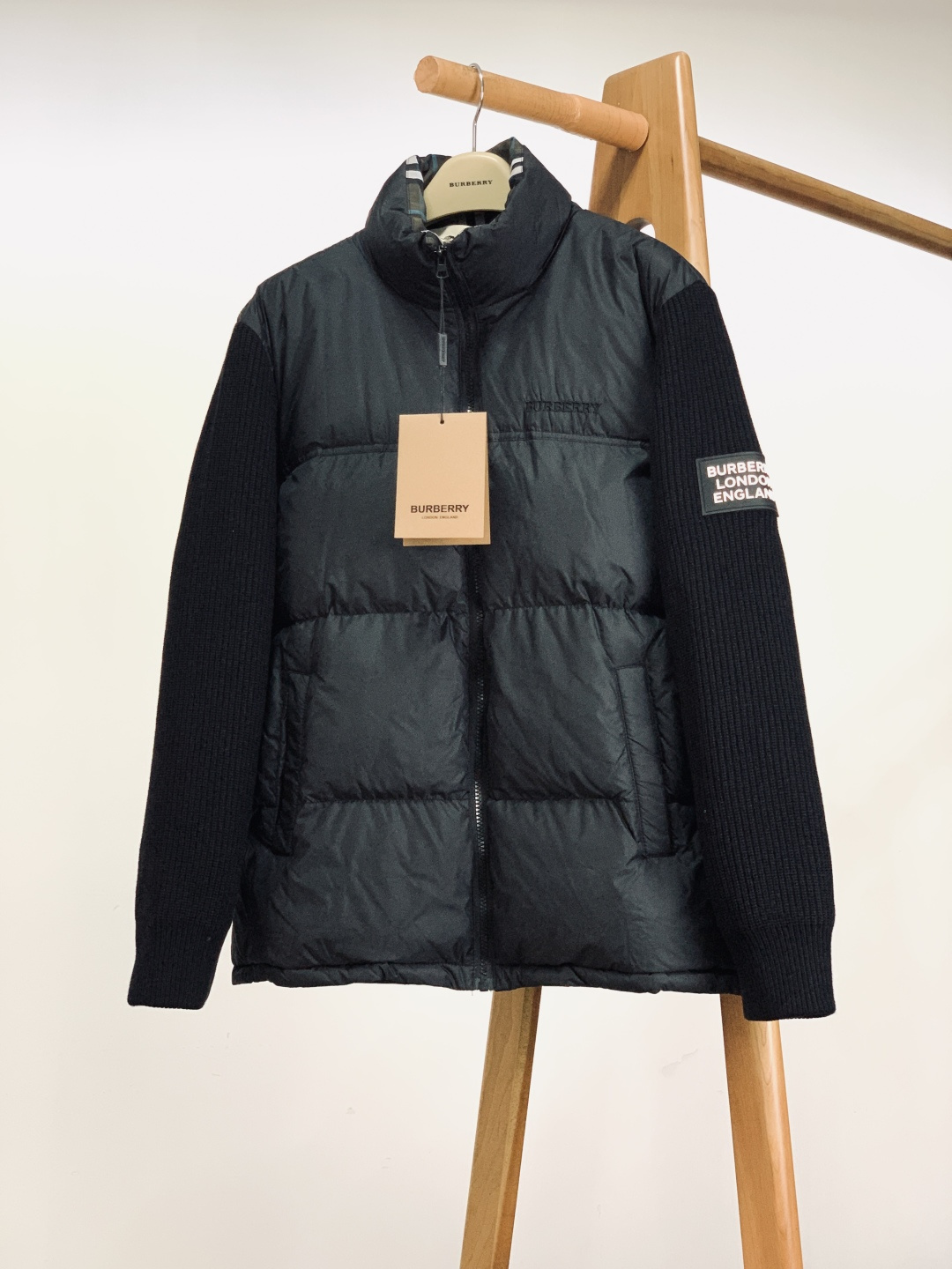 NO:599652,Burberry FW new autumn and winter product knitted spliced down jacket. Matte down body + ribbed knitted sleeves, stiff and soft texture contrast, autumn and winter layering brings a relaxed and elegant feel. Armband logo + chest embossed logo, lining with hidden plaid Easter eggs, low-key and full of British recognition. 90 velvet filling locks in warmth without being bloated, stand-up collar + tight zipper wraps the wind, and is practical and wearable  An exquisite weapon in cold weather, it is a high-end warmer that can be worn in both business and leisure situations. …………………………………………………… SizeM-3XL,,burberry,burberry,down jacket,alexander wang19860909Burberry 巴宝莉 FW秋冬新品 针织拼接羽绒服.哑光羽绒衣身+罗纹针织袖,硬挺与柔糯的质感对冲,秋冬叠穿自带松弛贵气 臂章徽标+胸前压纹Logo,内衬暗藏格纹彩蛋,低调里全是英伦辨识度 90绒填充锁温不臃肿,立领+密合拉链裹住风,实穿性拉满 冷天里的精致武器,是商务休闲都能扛的高阶保暖. …………………………………………………… SizeM-3XL,,burberry,burberry,down jacket,alexander wang,Men's clothing