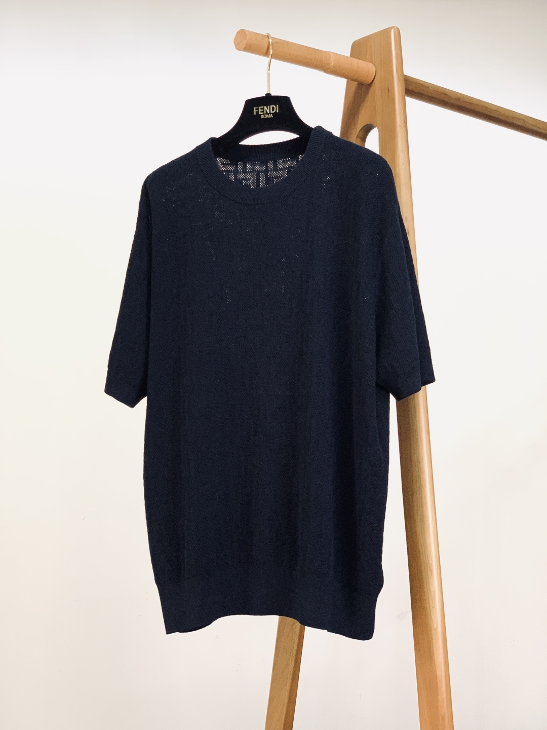 NO:599649,Fendi Fendi FW's new autumn and winter product, the hollow jacquard half-sleeved sweater is a light oxygen choice with hidden luxury texture. The brand letters are printed all over the body in hollow jacquard, the texture is delicate and transparent, and the brand recognition is hidden in the simple background. The jacquard design on the neckline/back is more layered.  It is made of soft knitted fabric with hollow technology, breathable and not stuffy. It has both skin-friendliness and light oxygen texture, and is suitable for layering or wearing alone in many seasons. Round neck + slim fit and slightly loose fit, ribbed cuffs/hem to fit the body shape; white/navy blue two-color optional, suitable for leisure, light commuting and other scenes. This sweater breaks the monotony with 'hidden luxury jacquard' and is a textured item that combines comfort and style in daily styling.  ……………………………………………………………… SizeM-3XL,,fendi,fendi,alexander wang19860909Fendi 芬迪 FW秋冬新品 镂空提花半袖针织衫隐奢质感的轻氧之选 衣身满印品牌字母镂空提花,纹理细腻且通透,在简约底色中暗藏品牌辨识度,领口/后背的提花设计更显层次. 采用柔软针织面料,搭配镂空工艺,透气不闷热,兼具亲肤度与轻氧质感,适配多季节叠穿/单穿. 圆领+修身微宽松版型,罗纹收口袖口/下摆贴合身形；白/藏青双色可选,适配休闲、轻通勤等场景.这件针织衫以“隐奢提花”打破单调,是日常造型中兼具舒适与格调的质感单品. …………………………………………………… SizeM-3XL,,fendi,fendi,alexander wang,Men's clothing