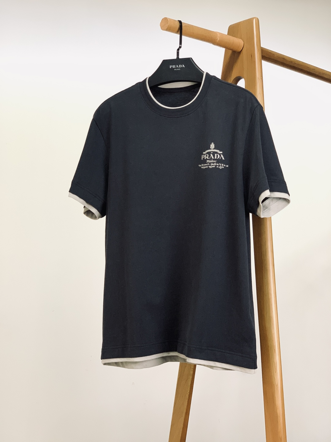 NO:599661,Prada FW new autumn and winter product. Two fake base T-shirts, one tops the other two for a high-end sense of relaxation. The fake two-piece design has a sense of layering of 'wearing inside + wearing outside'. The collar/cuffs/hem reveal contrasting edges, which makes it look refined without matching. The foam printed retro logo on the chest is unobtrusive but has the brand's iconic low-key elegance, and the three-dimensional details are tangible.  Thick combed cotton is soft and crisp, has no pressure on the skin and is anti-wrinkle. It is a basic texture when worn alone, and is a 'hidden bonus' for suits/jackets when worn in layers. It is available in three colors, suitable for any style, and can create an effortless luxury brand tone for commuting and leisure. One piece can be used for your daily wear, and 'minimalist luxury' is worn in the details. ……………………………………………… SizeM-5XL,, prada, prada, jackets &  coats,tees,t-shirt,business suit,alexander wang19860909Prada 普拉达 FW秋冬新品 假两件打底T恤,一件顶两件的高阶松弛感. 假两件设计自带“内搭+外穿”的层次感,领口/袖口/下摆露出撞色边,省了搭配还显精致 胸前发泡印花复古徽标,不张扬却有品牌标志性的低调贵气,摸得到的立体细节 厚实精梳棉软而挺括,贴肤无压还抗皱,单穿是质感基础款,叠穿是西装/夹克的“隐形加分项” 三色可选,适配任何风格穿搭,通勤休闲都能搭出毫不费力的奢牌调性. 一件承包你的日常穿搭,把“极简奢”穿在细节里. …………………………………………………… SizeM-5XL,,prada,prada,jackets & coats,tees，t-shirt,business suit,alexander wang,Men's clothing