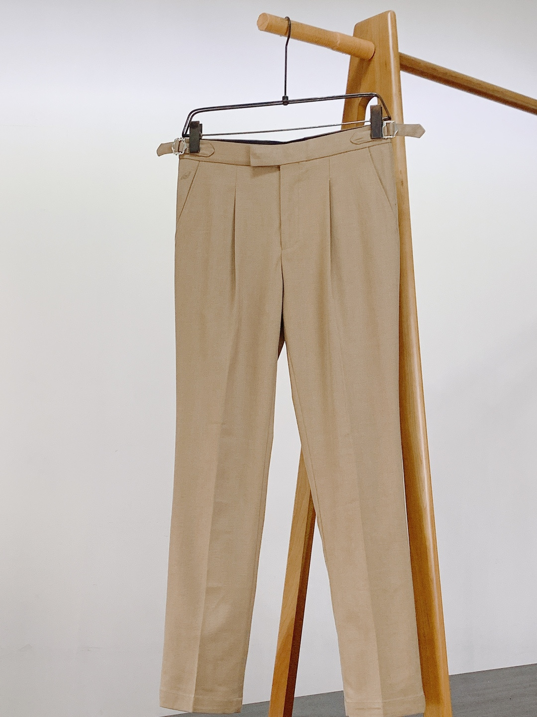 NO:599658,Bolangni Brioni FW's new autumn and winter product, men's casual pants are the 'flag-free trump card' of the luxury wardrobe. The herringbone texture fabric is soft and stiff, not stuffy and anti-wrinkle. It is a good commuting style that can 'maintain shape even if you sit for a long time'. The metal adjustment buckle at the waist + low-key embroidery logo, the inner striped lining conceals the ultimate luxury recognition, and every detail is hidden with Italian precision craftsmanship.  Slightly wide and straight with natural pleats, neither tight nor procrastinating. It can be worn with a shirt for a casual and casual look, and with a T-shirt it can be worn with a lazy and casual feel. Khaki/dark brown/pure black multi-color, it is an all-purpose trousers that 'can hold any top', and can be worn for commuting, dating, and weekend outings. The exquisite Italian luxury is blended into the relaxation of every step of daily life. ……………………………………………………  Size30-38 (35.37),,shirts,tees,t-shirt,alexander wang19860909Bolangni 布里奥尼 FW秋冬新品 男士休闲裤顶奢衣橱的“松弛感王牌”. 人字纹肌理面料,软而有挺括度,贴肤不闷还抗皱,是“久坐也能保持型态”的通勤好搭子. 腰头的金属调节扣+低调刺绣Logo,内里条纹衬布暗藏顶奢辨识度,每处细节都藏着意产精工. 微阔直筒+自然褶皱,不紧绷也不拖沓,搭衬衫是商务轻熟风,配T恤又能穿出慵懒休闲感. 卡其/深棕/纯黑多色,是“能hold住任何上衣”的万能裤装,通勤、约会、周末出街都能搭. 把意式顶奢的精致,揉进日常每一步的松弛里. …………………………………………………… Size30-38（35.37）,,shirts,tees，t-shirt,alexander wang,Men's clothing