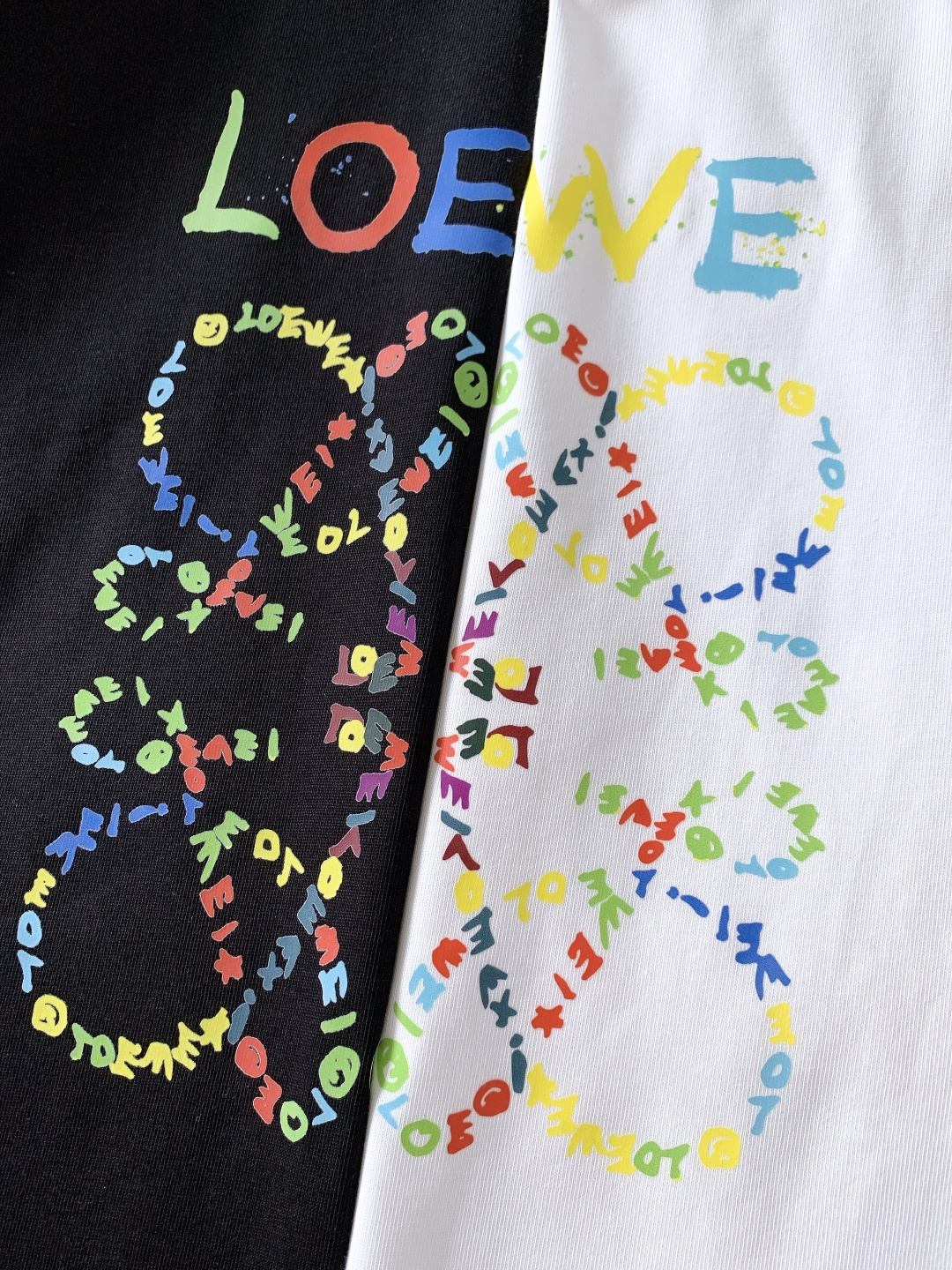 Loewe 罗意威 2025FW秋冬新品涂鸦印花打底衫。胸前手绘感涂鸦字母+品牌标识，色彩碰撞自带“鲜活