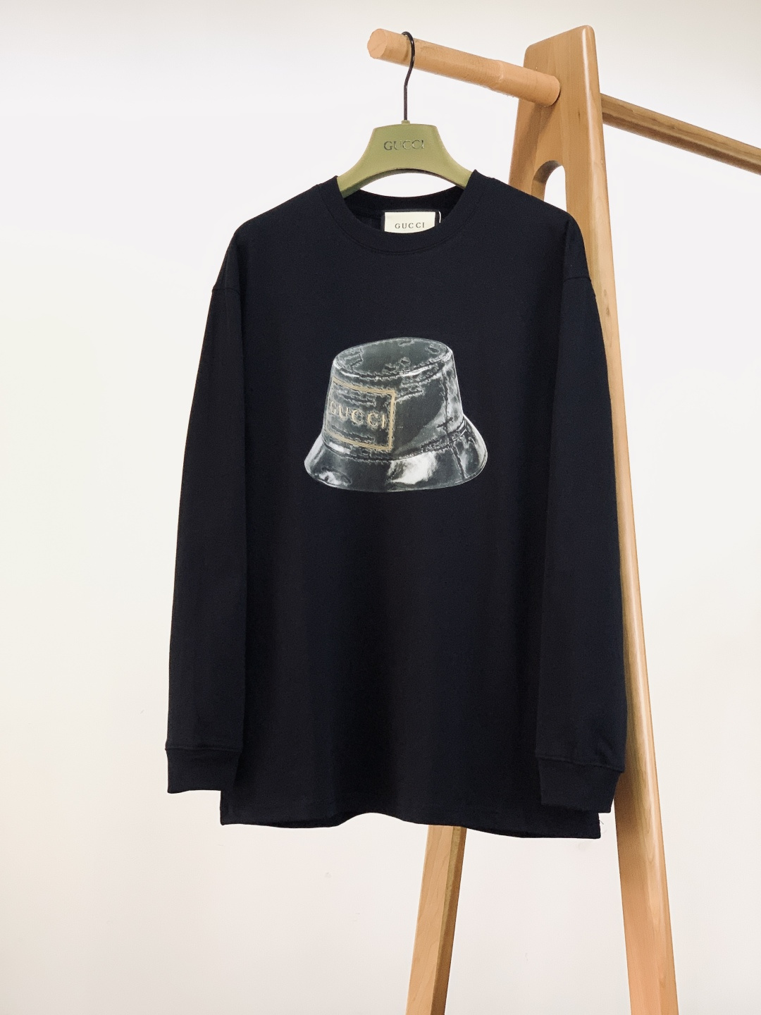 NO:599636,Gucci Gucci 2025FW new product for autumn and winter, bucket hat print bottoming shirt. The three-dimensional bucket hat print on the chest + golden letter logo is an instantly recognizable luxury brand. The retro and distressed texture brings 'effortless fashion'. The high-count cotton fabric is soft and breathable, is close to the skin and is pressure-free and not easy to deform. The ribbed details on the collar/cuffs reveal the exquisiteness of Italian craftsmanship.  The basic round neck style is a 'low-key luxury brand style' when worn alone. It can be layered with suits/jackets to create a sense of hierarchy. The black and white two-tone color is suitable for all scenes. The base material is just right in thickness and is suitable for spring and autumn alone or as an inner layer in autumn and winter. It is a high-end basic model that 'enhances the texture of the outfit'. ……………………………………………… SizeM-3XL,, gucci, gucci, jackets & coats, business suits, hats, alexander wang19860909Gucci 古驰 2025FW秋冬新品 桶帽印花打底衫.胸前立体桶帽印花+金色字母标识,是一眼就能认出的奢牌辨识度,复古做旧质感自带“不费力的时髦感” 高支棉面料软而透气,贴肤无压还不易变形,领口/袖口的罗纹细节,透着意产工艺的精致 基础圆领版型,单穿是“低调奢牌风”,叠穿西装/夹克又能穿出层次感,黑白双色适配全场景穿搭 厚度刚好的打底材质,春秋单穿、秋冬内搭都合适,是“一件提升穿搭质感”的高阶基础款. …………………………………………………… SizeM-3XL,,gucci,gucci,jackets & coats,business suit,hats,alexander wang,Men's clothing