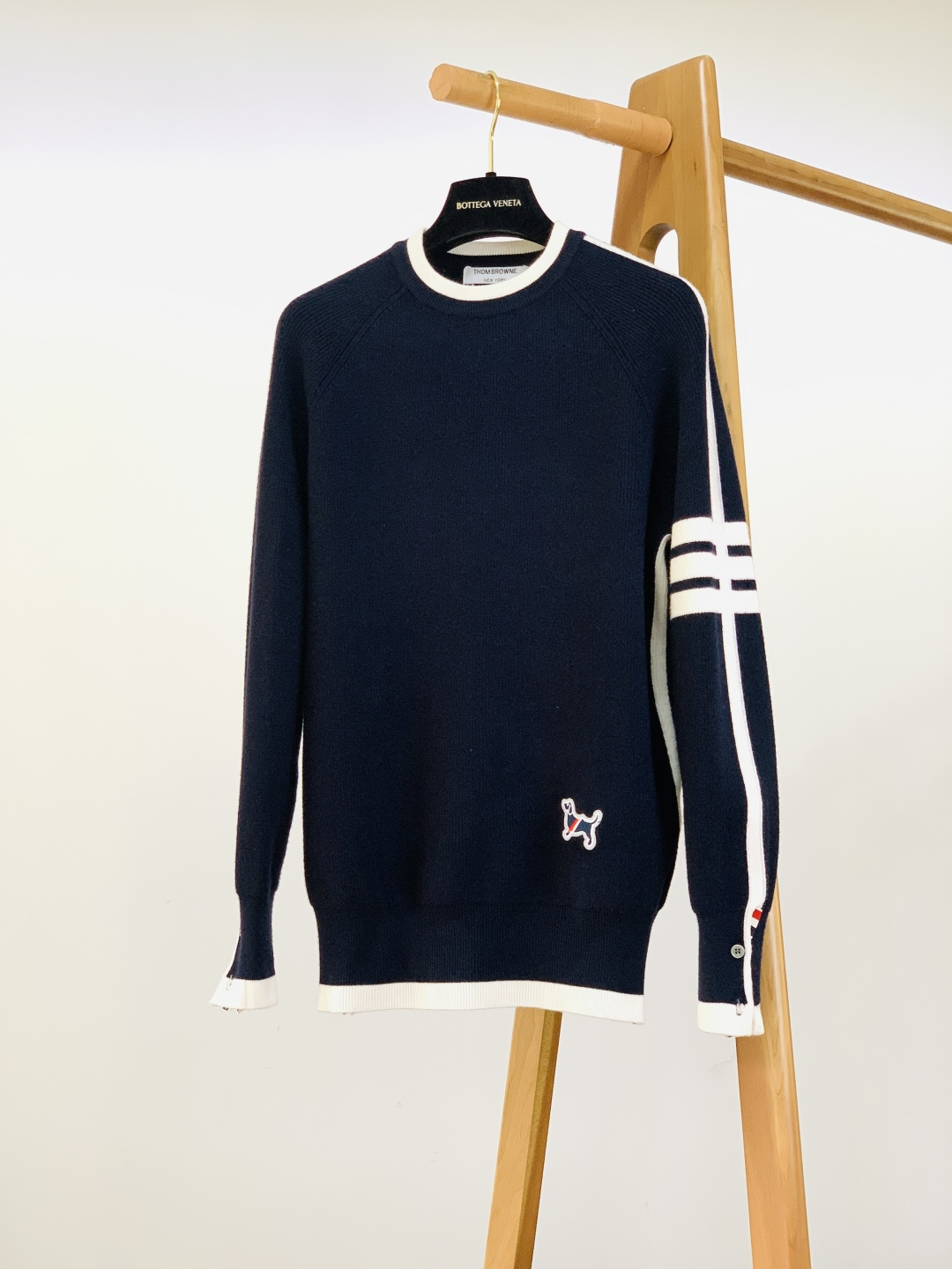 NO:599646,Thom Browne FW new autumn and winter casual pullover sweater, the American luxury brand's 'college style soul piece'. The four white stripes on the cuffs + the red, white and blue webbing on the back are the 'identity card' of TB's instantly recognizable logo. It is paired with beagle embroidery, which has a playful feel in the retro style.  The Italian-made knitted fabric is soft and skeletal, with contrasting ribbing on the collar/hem and side button design. Every detail exudes 'effortless luxury sophistication.' The round-neck style paired with a shirt is 'elite college style' and can be worn alone with jeans to create a lazy and relaxed feel. The three colors are black/navy blue/light gray, suitable for all scenes.  The knitted material with just the right thickness is suitable for wearing alone in spring and autumn or layering in autumn and winter. It is a high-end basic model that can 'live up the entire wardrobe'. It brings the American retro accent into every moment of daily life. ……………………………………………… SizeM-XXL,,thom browne,jeans,shirts,alexander wang19860909Thom Browne 汤姆·布朗 FW秋冬新品 休闲套头针织衫,美式奢牌的“学院风灵魂单品”. 袖口四道白杠+后背红白蓝织带,是TB一眼识标的“身份牌”,搭配小猎犬刺绣,复古里藏着俏皮感. 意产针织面料软而有骨感,领口/下摆的撞色罗纹+侧边纽扣设计,每处细节都透着“不费力的奢牌精致” 圆领版型搭衬衫是“精英学院风”,单穿配牛仔裤又能穿出慵懒松弛感,黑/藏青/浅灰三色,适配全场景穿搭. 厚度刚好的针织材质,春秋单穿、秋冬叠穿都合适,是“一件盘活整个衣橱”的高阶基础款. 把美式复古的腔调,穿进日常每一刻. …………………………………………………… SizeM-XXL,,thom browne,jeans,shirts,alexander wang,Men's clothing