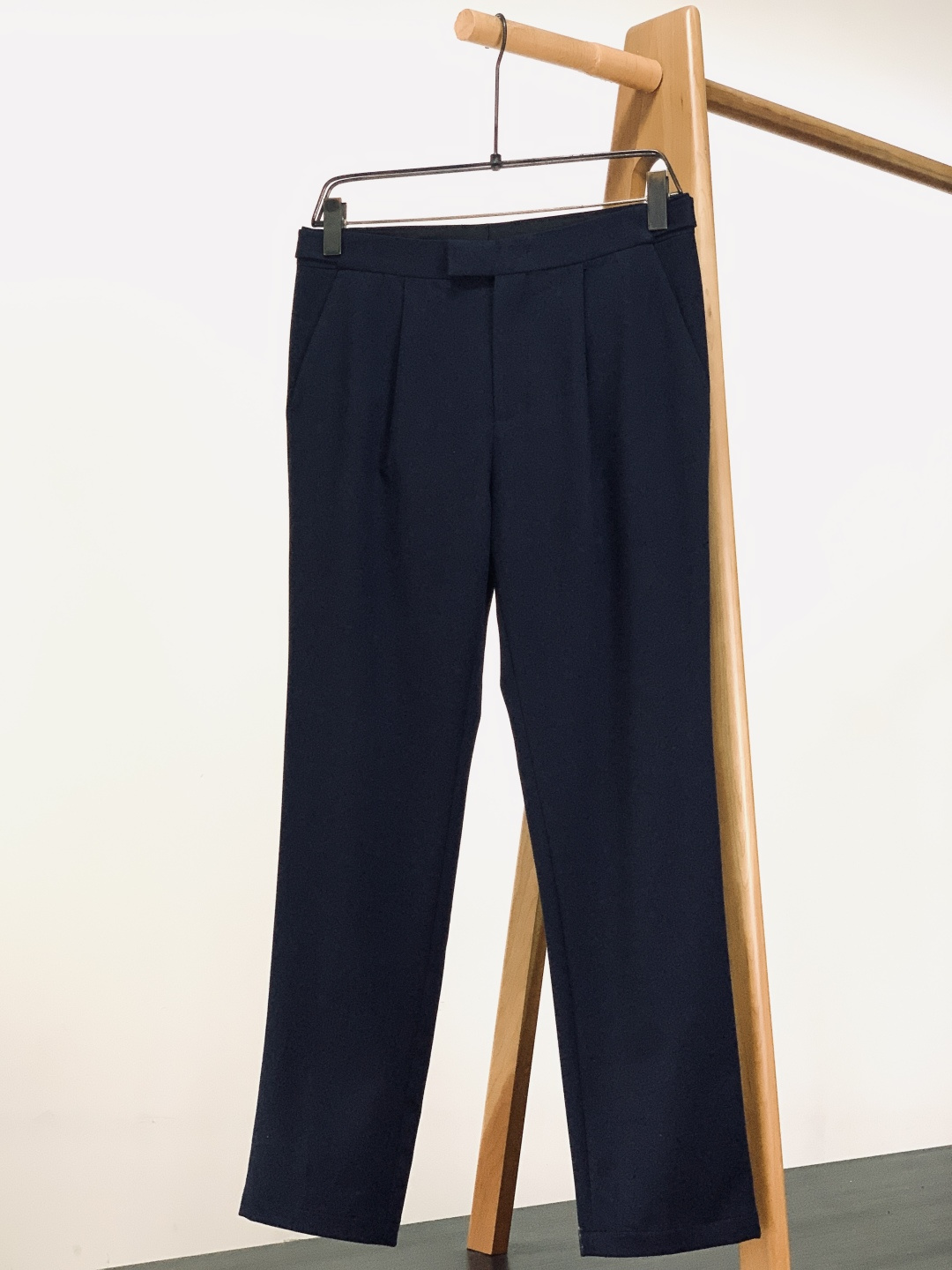 NO:599640,Ermenegildo Zegna 2025FW autumn and winter new product ZZ men's casual pants, the 'everyday sophistication' of the Italian luxury brand. Delicate matte high-count fabric, soft and draping without sagging, can maintain neat lines even if you sit for a long time, and can support the texture for commuting and leisure. Contrast striped buttons + inner brand woven label, exquisite stitching hidden at the waist, every detail hides the ZZ luxury brand gene  Slightly wide and straight + natural pleats, neither tight nor procrastinating. It can be worn with a shirt for a casual business style, and with a sweater it can be worn with a lazy and relaxed feeling. Caramel brown/navy/pure black multi-color, it is a universal trousers that 'can adapt to any top' and can be worn for daily outings and light business occasions. The sophistication of Italian luxury brands is blended into the relaxation of every step of daily life. ……………………………………………………  Size30-38 (35.37),,zegna,hoodie,sweatshirts,shirts,alexander wang19860909Ermenegildo Zegna 杰尼亚 2025FW秋冬新品 ZZ男士休闲裤,意式奢牌的“日常精致感”. 细腻哑光的高支面料,软而垂顺不塌形,久坐也能保持利落线条,通勤休闲都能撑住质感 撞色条纹纽扣+内侧品牌织标,腰头暗藏的精致缝线,每处细节都藏着ZZ的奢牌基因 微阔直筒+自然褶裥,不紧绷也不拖沓,搭衬衫是轻熟商务风,配卫衣又能穿出慵懒松弛感 焦糖棕/藏青/纯黑多色,是“能适配任何上衣”的万能裤装,日常出街、轻商务场合都能搭 把意式奢牌的精致,揉进日常每一步的松弛里. …………………………………………………… Size30-38（35.37）,,zegna,hoodie,sweatshirts,shirts,alexander wang,Men's clothing