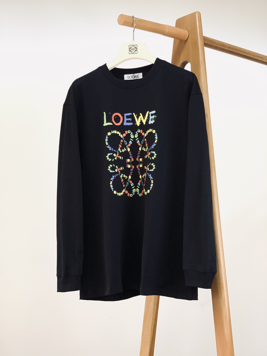 Loewe 罗意威 2025FW秋冬新品涂鸦印花打底衫。胸前手绘感涂鸦字母+品牌标识，色彩碰撞自带“鲜活