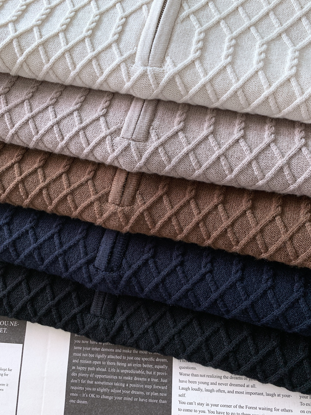 NO:599657,Kiton Kiton's 2025FW new autumn and winter products. Half-zip knitting, the most luxurious 'hidden luxury and relaxation' in Naples. Italian-made diamond cable knitting, soft and skeletal, every stitch is a top-grade delicate touch. Half-zip Polo collar + iconic red label zipper puller, 'casual/exquisite' dual style can be switched between opening and closing of the collar. It is a high-end basic style when worn alone, and suitable for suits/windbreakers when layered.  Low-saturated tones such as off-white/khaki/navy blue bring 'effortless elegance', and you can create a hidden luxury style for commuting and leisure. Bring the handmade texture of Naples into every moment of daily life. ……………………………………………… Size48-56,,business suit,alexander wang19860909Kiton 奇顿 2025FW秋冬新品 半拉链针织,那不勒斯顶奢的“隐奢松弛感”. 意产精工的菱格绞花针织,软而有骨感,每一针都是顶奢级的细腻触感 半拉链Polo领+标志性红标拉链头,领口开合间切换“随性/精致”双风格,单穿是高阶基础款,叠穿适配西装/风衣 米白/卡其/藏青等低饱和色调,自带“不费力的贵气”,通勤休闲都能搭出隐奢格调 把那不勒斯的手工质感,穿进日常每一刻. …………………………………………………… Size48-56,,business suit,alexander wang,Men's clothing