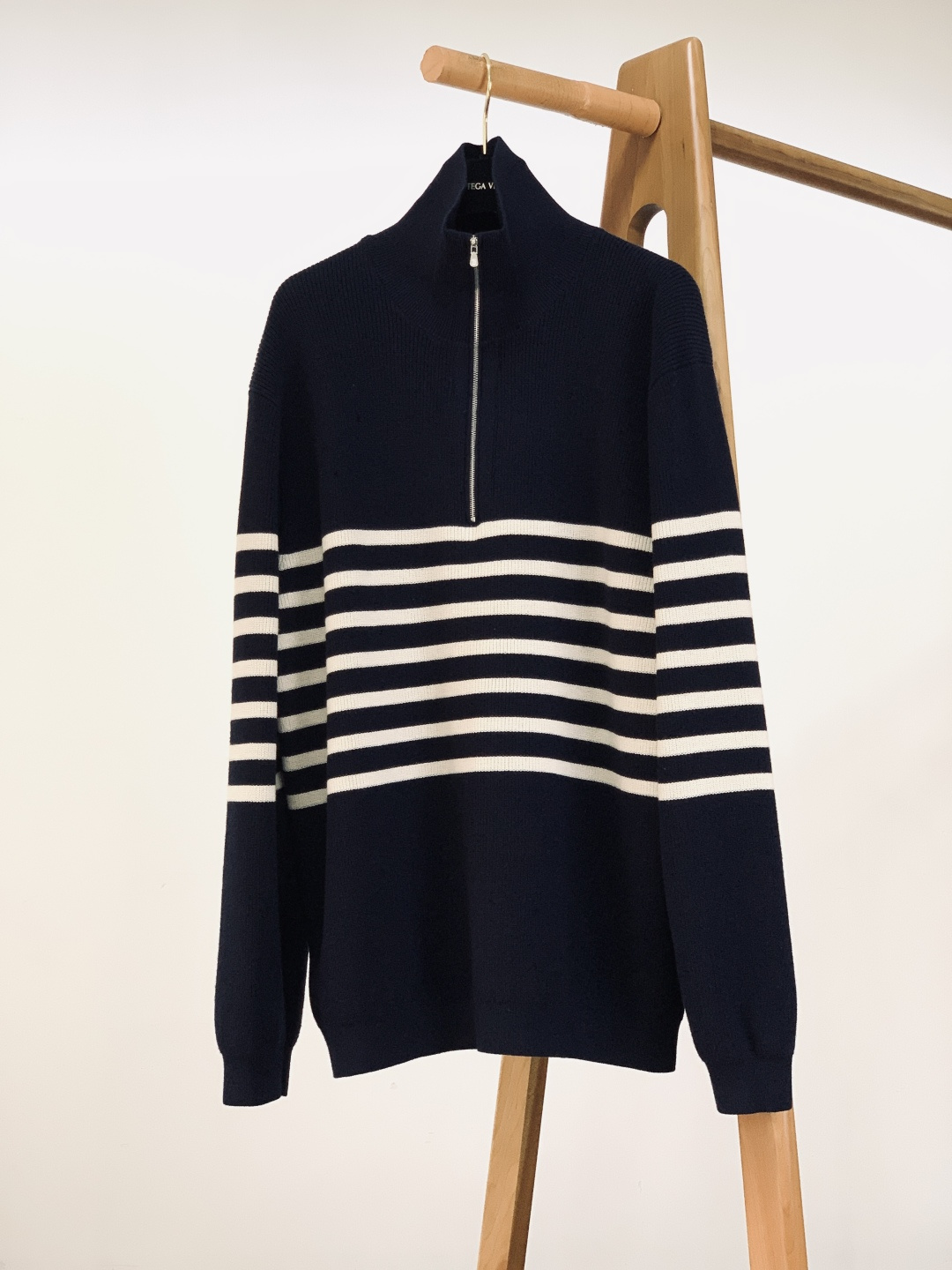 NO:599632,Brunello Cucinelli's 2025FW new autumn and winter half-zip sweater has an Italian relaxed feel in the stripes. The half-zipper stand-up collar + contrasting wide stripes have a 'casual but not casual' sense of relaxation. The neckline can be pulled to switch to different styles, and it can be worn alone or layered.  The brand logo is embossed on the metal zipper puller, and the rib knitting is soft and skinny. The three-tone Italian refined white/navy blue/pure black are touchable. The classic stripes are suitable for suits and windbreakers. They can be used for autumn and winter commuting and casual wear to create a low-key luxury feel. The knitted fabric is just the right thickness, not bulky and retains warmth. It is a high-end basic model that can be worn in three seasons. It brings BC's minimalist aesthetics into every moment of daily life. ……………………………………………… Size 48-56, brunello  cucinelli,business suit,alexander wang19860909Brunello Cucinelli 布鲁奈罗.库奇内利 2025FW秋冬新品 半拉链针织衫,条纹里的意式松弛感. 半拉链立领+撞色宽条纹,自带“随性不随便”的松弛感,领口拉合切换不同风格,单穿叠穿都有层次. 金属拉链头压印品牌标识,罗纹针织软而有骨感,触得到的意产精米白/藏青/纯黑三色调,经典条纹适配西装、风衣,秋冬通勤休闲都能搭出低调奢感 厚度刚好的针织面料,不臃肿还锁温,是“一件穿三季”的高阶基础款,把BC的极简美学,穿进日常每一刻. …………………………………………………… Size48-56,,brunello cucinelli,business suit,alexander wang,Men's clothing
