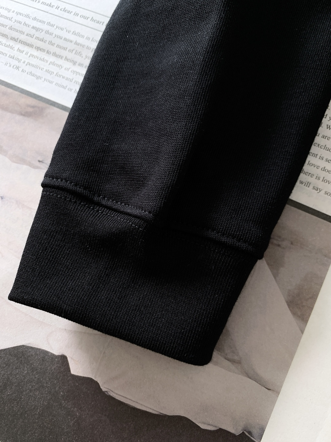 Loewe 罗意威 2025FW秋冬新品涂鸦印花打底衫。胸前手绘感涂鸦字母+品牌标识，色彩碰撞自带“鲜活