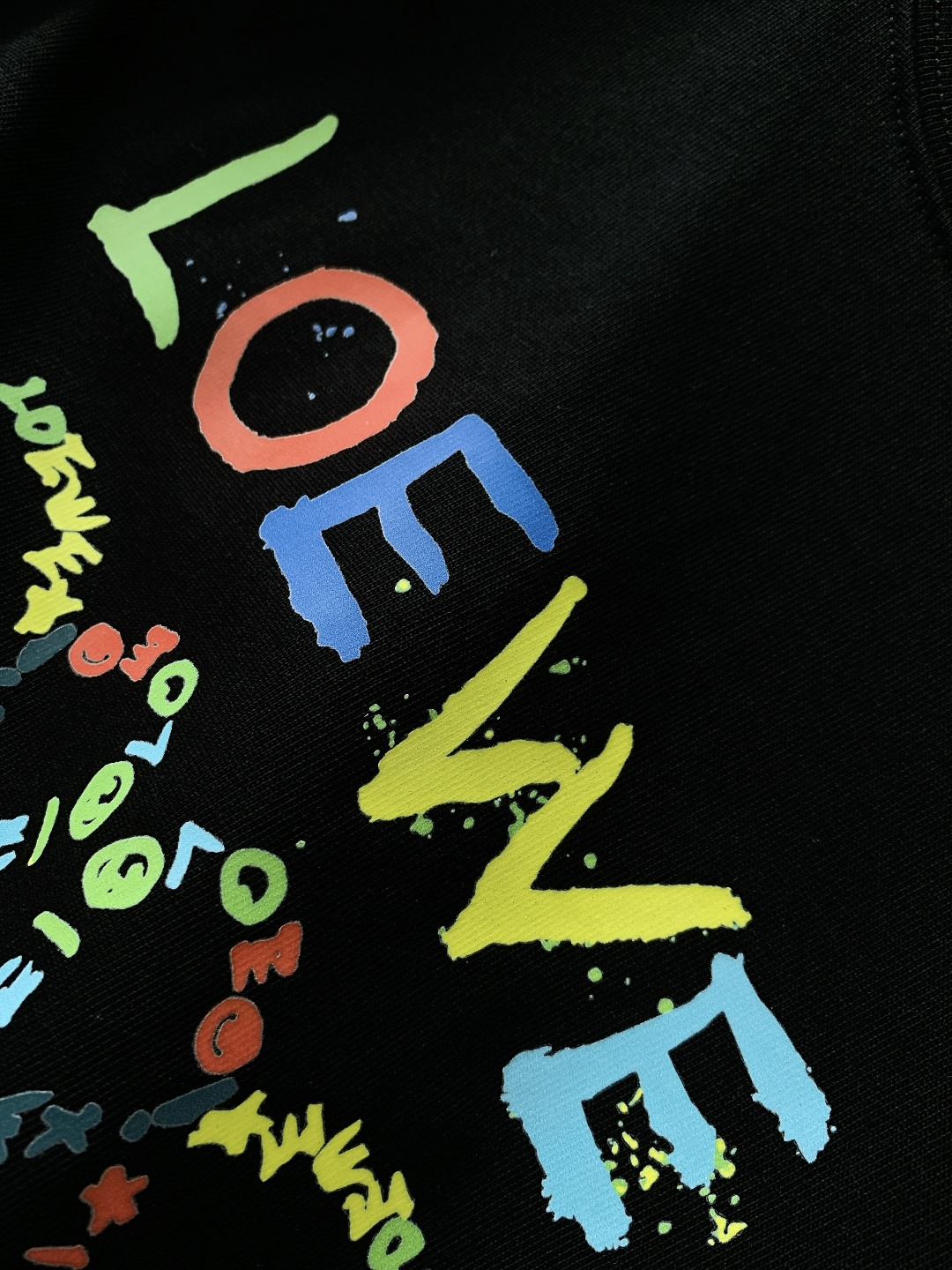 Loewe 罗意威 2025FW秋冬新品涂鸦印花打底衫。胸前手绘感涂鸦字母+品牌标识，色彩碰撞自带“鲜活