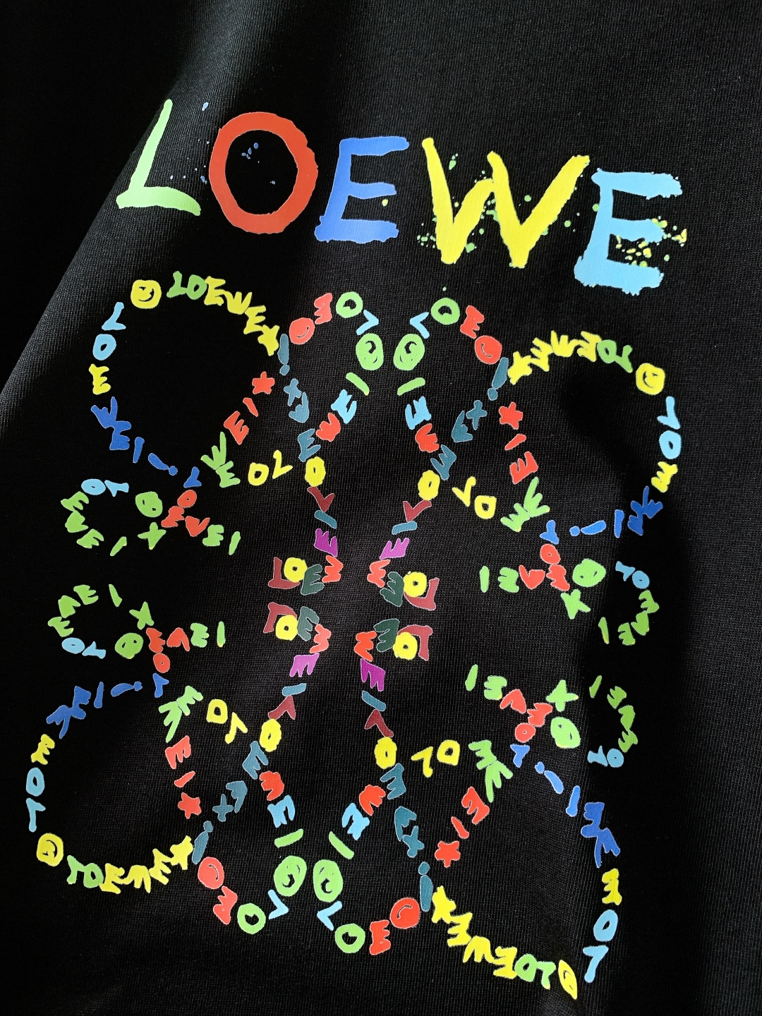 Loewe 罗意威 2025FW秋冬新品涂鸦印花打底衫。胸前手绘感涂鸦字母+品牌标识，色彩碰撞自带“鲜活