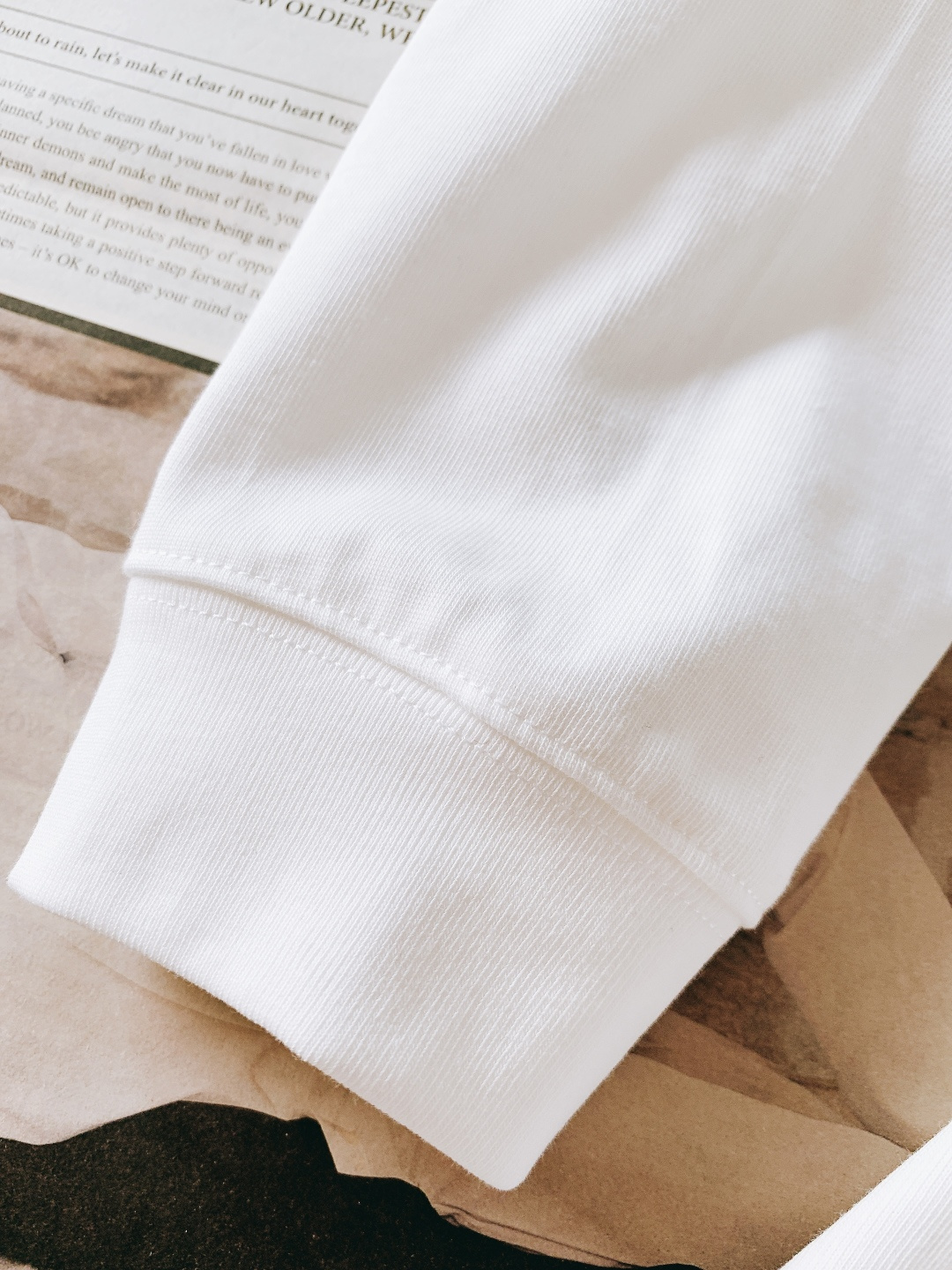 Loewe 罗意威 2025FW秋冬新品涂鸦印花打底衫。胸前手绘感涂鸦字母+品牌标识，色彩碰撞自带“鲜活